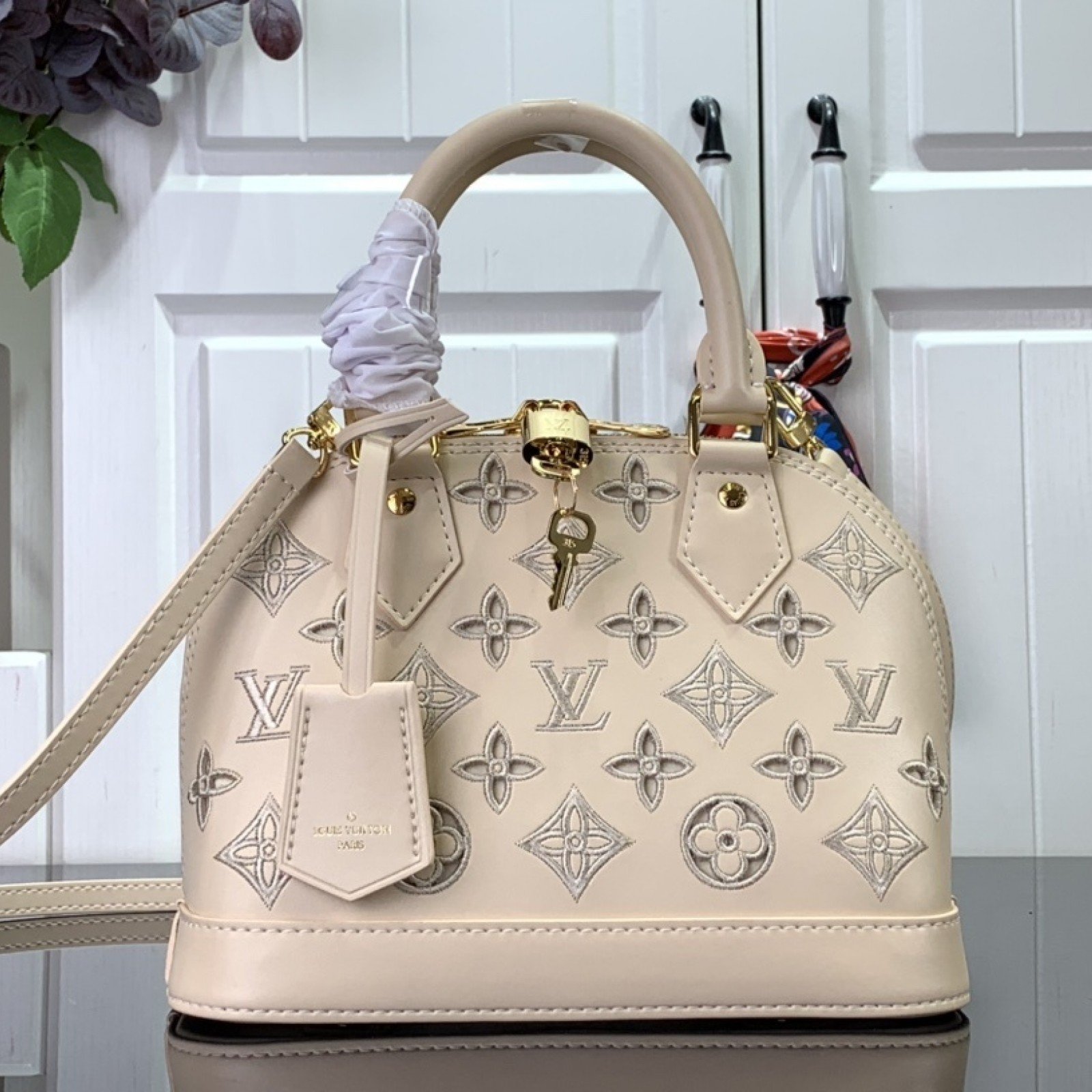 LV Handbag m22878