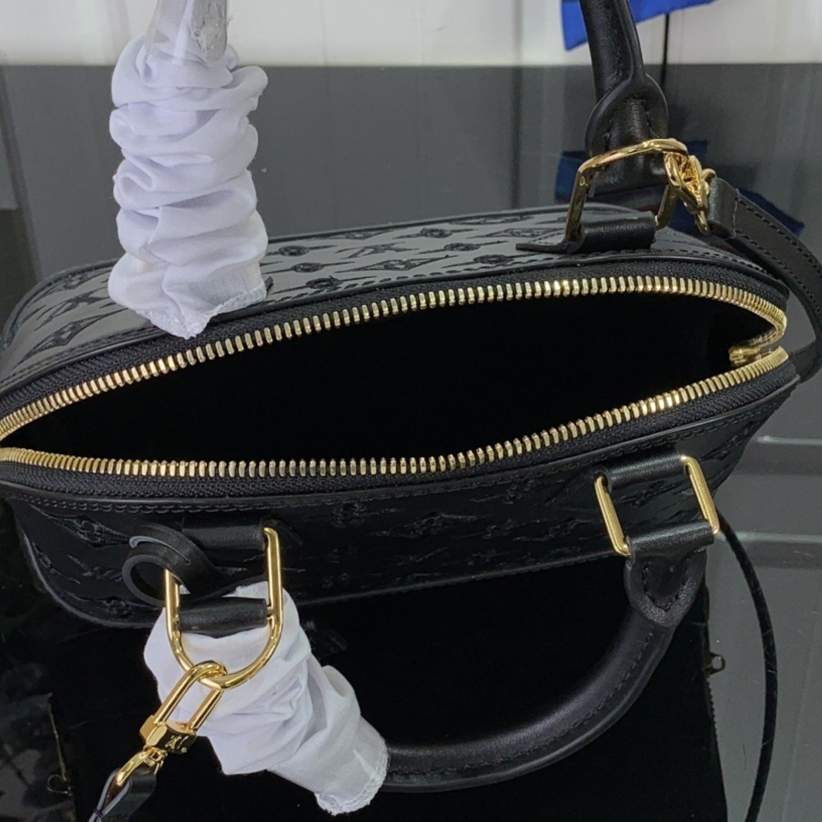 LV Handbag m22878