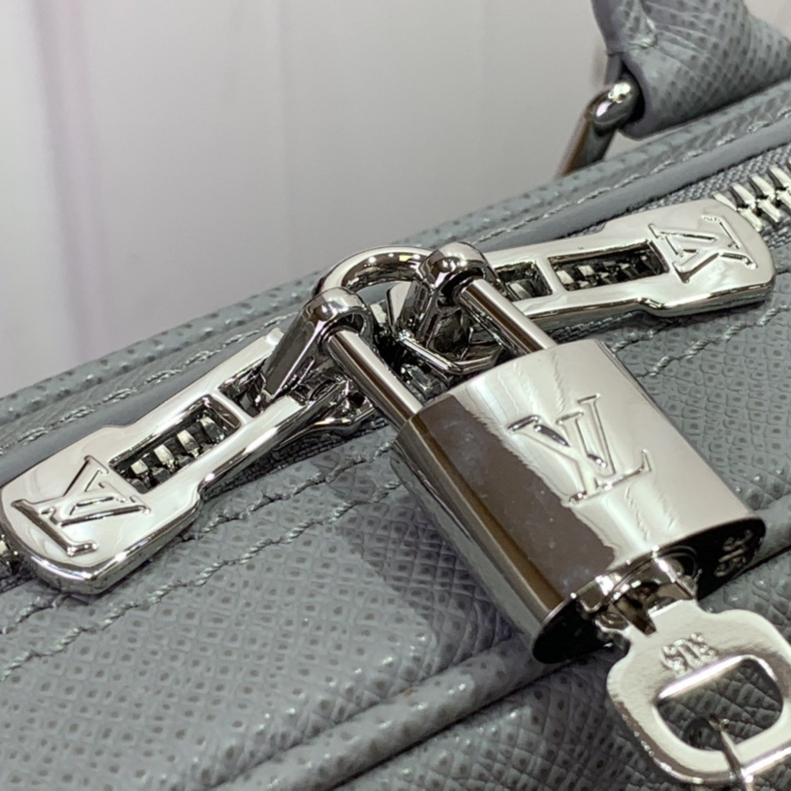 LV Handbag m30925