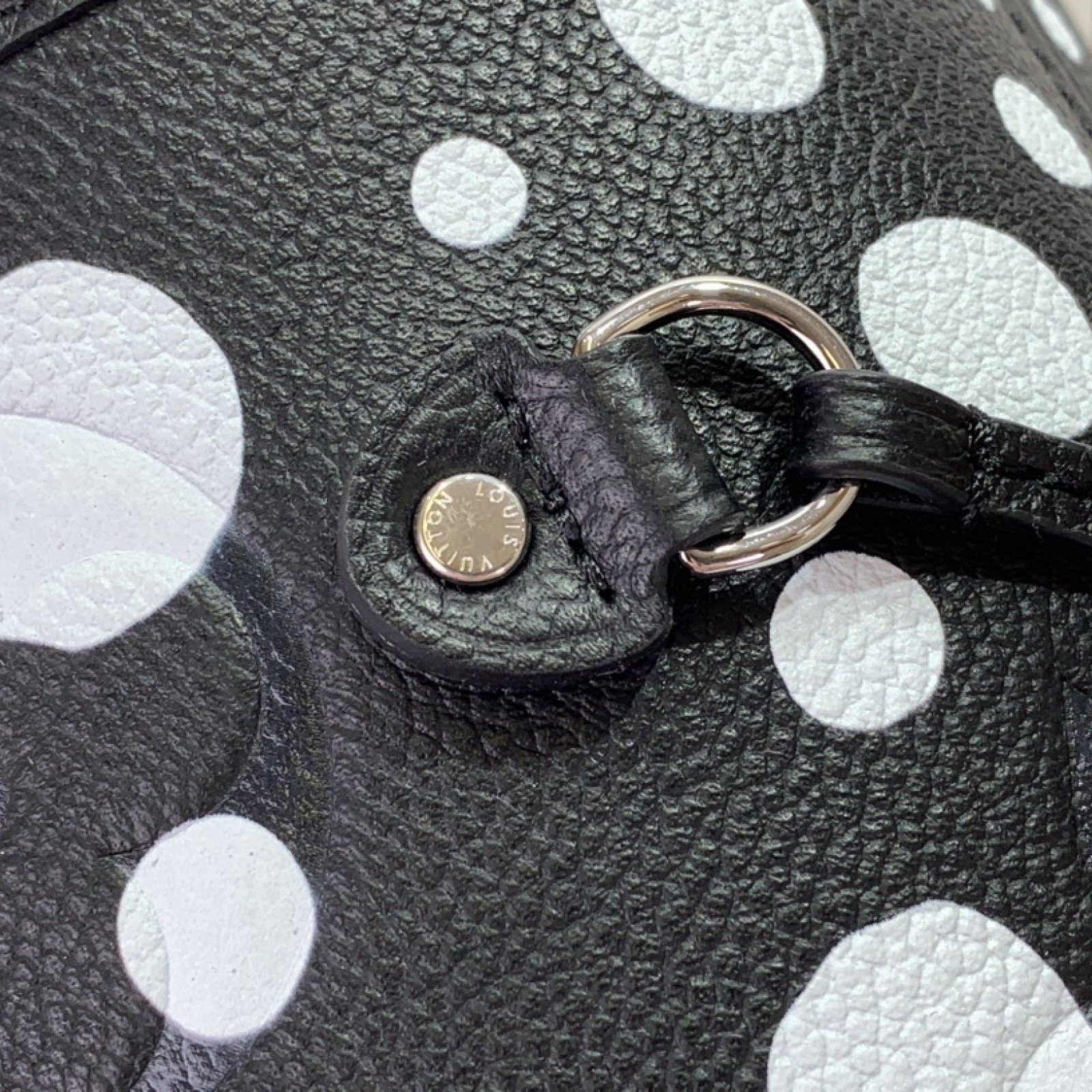 LV Handbag m46390