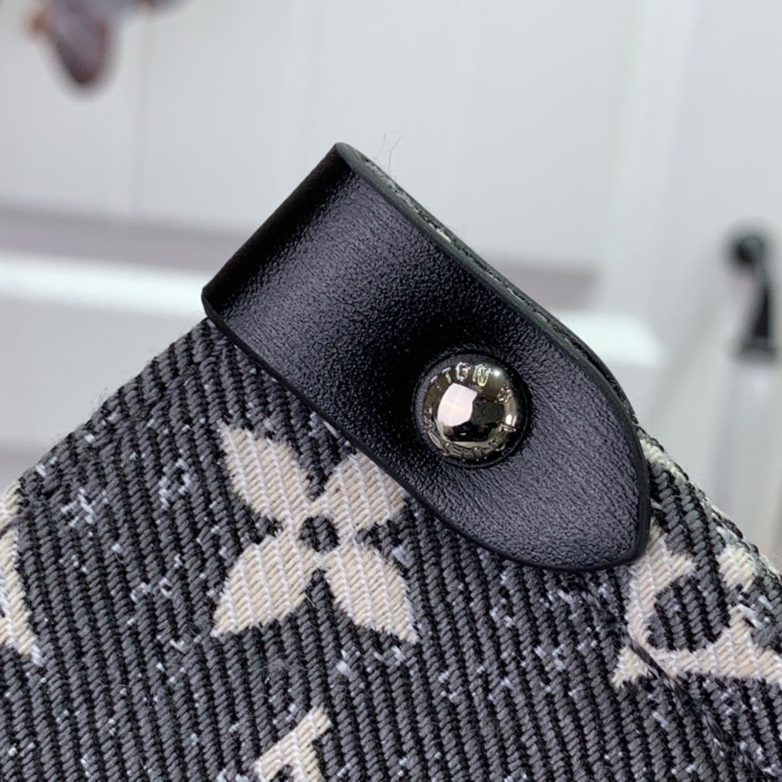 LV Handbag m46448