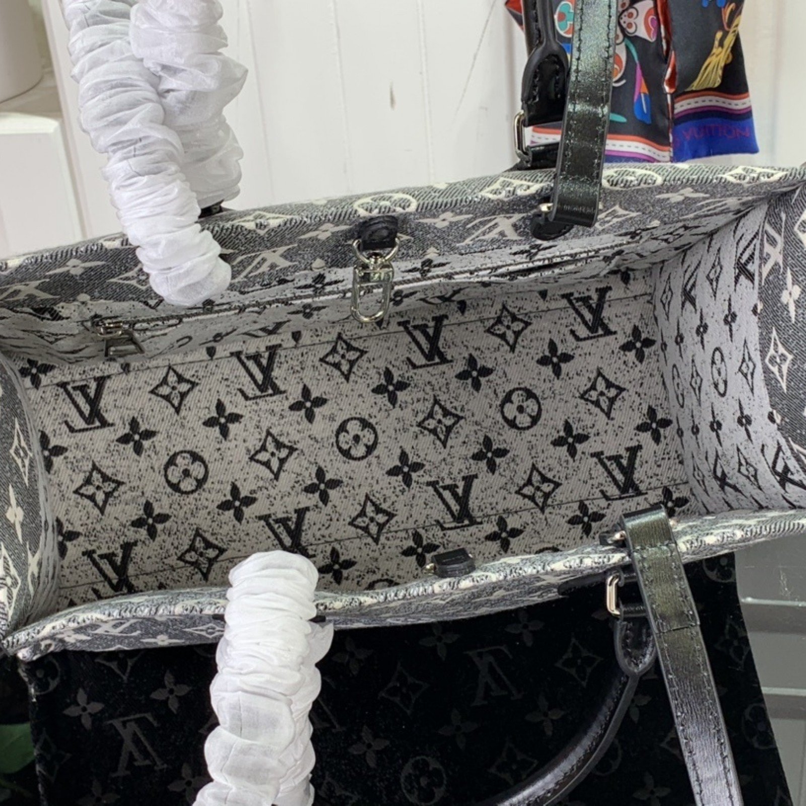 LV Handbag m46448