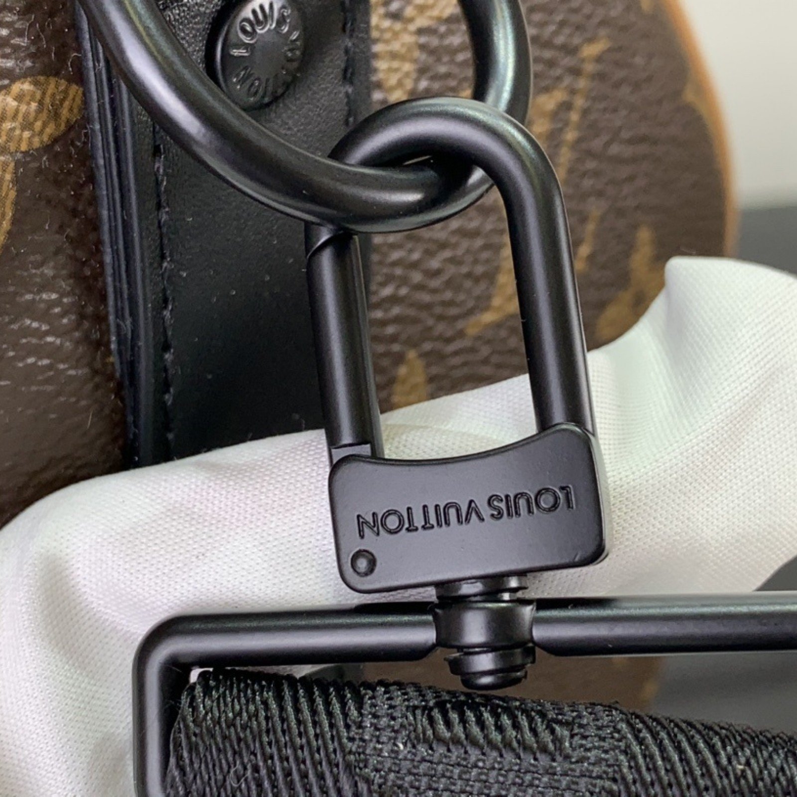 LV Handbag m46703
