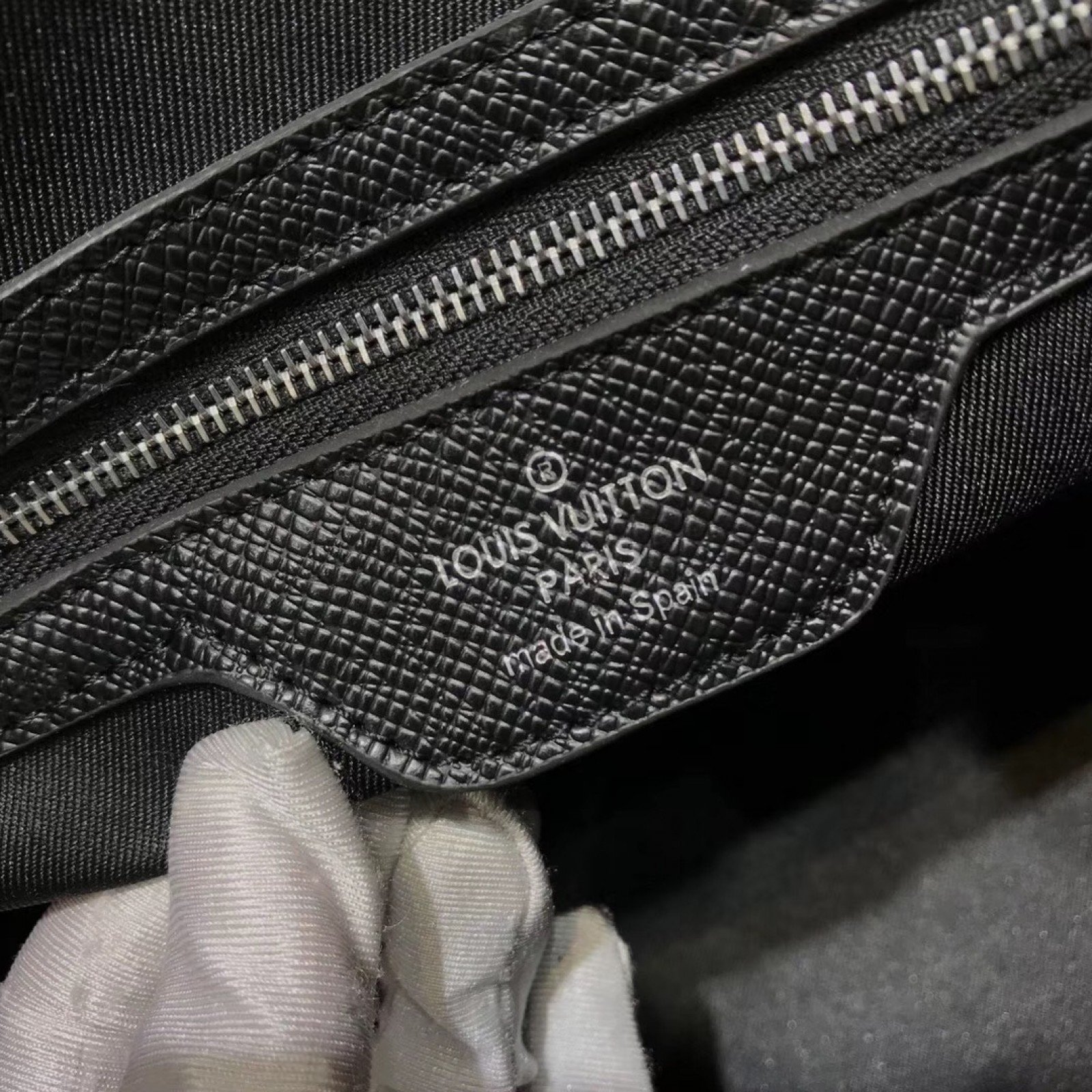LV Holdall M30235