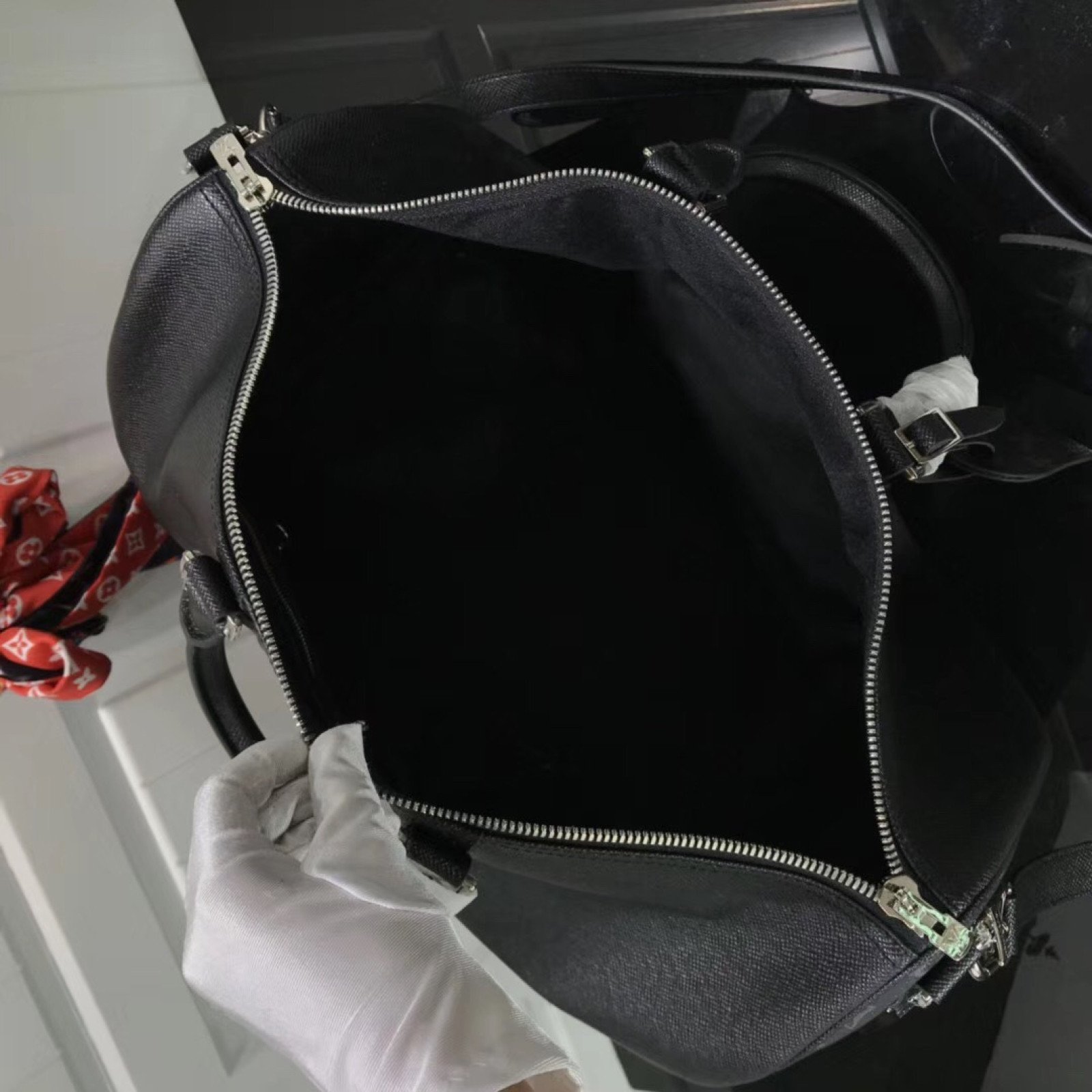 LV Holdall M30235