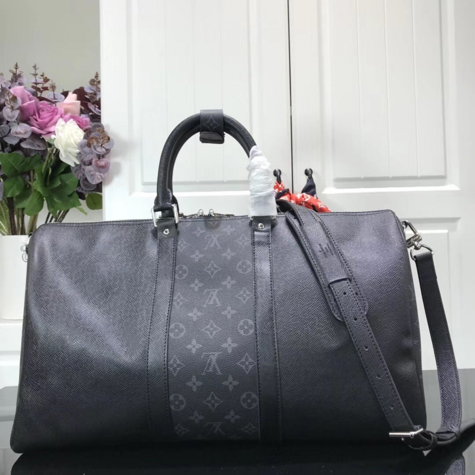 LV Holdall M30235