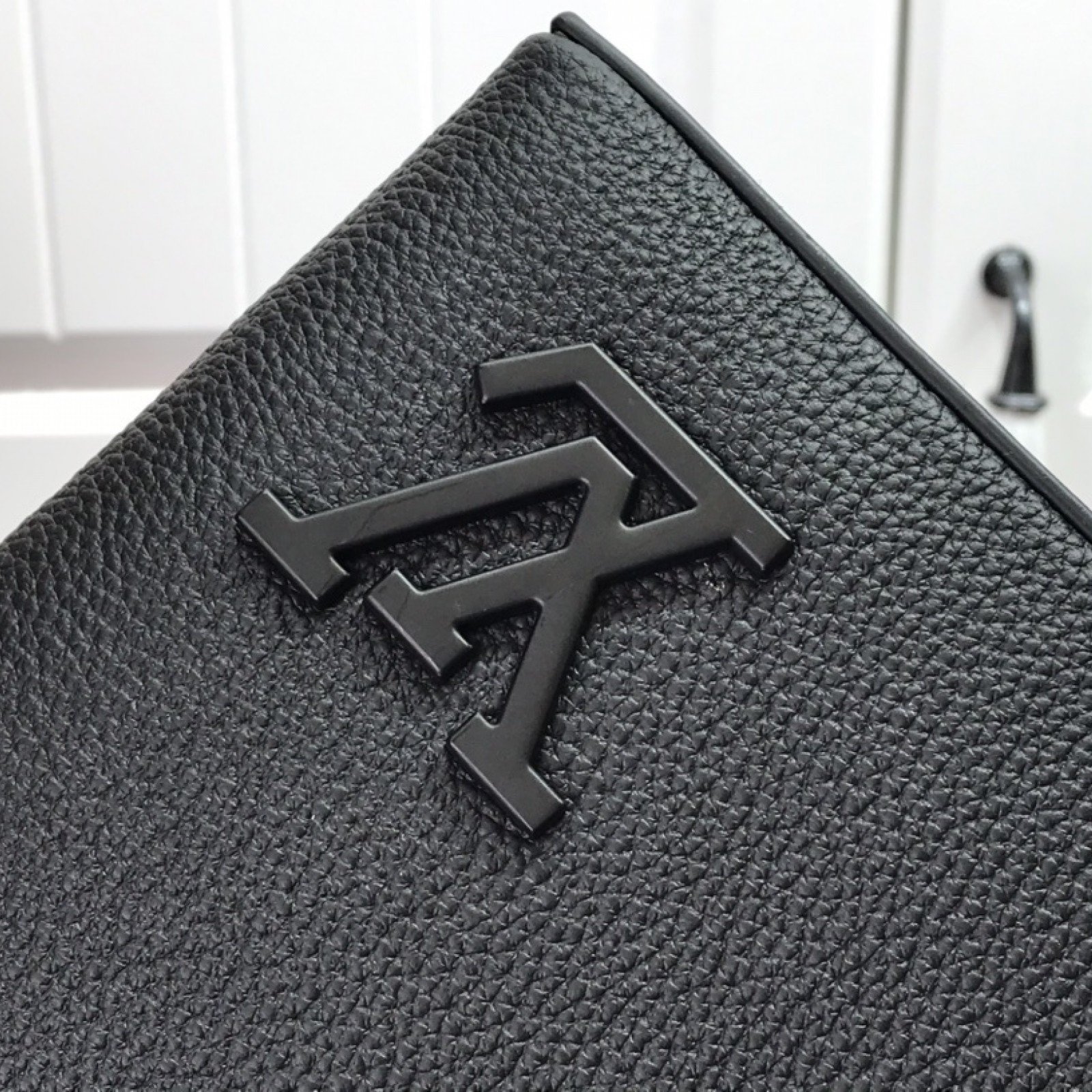 LV IPAD POUCH M69837
