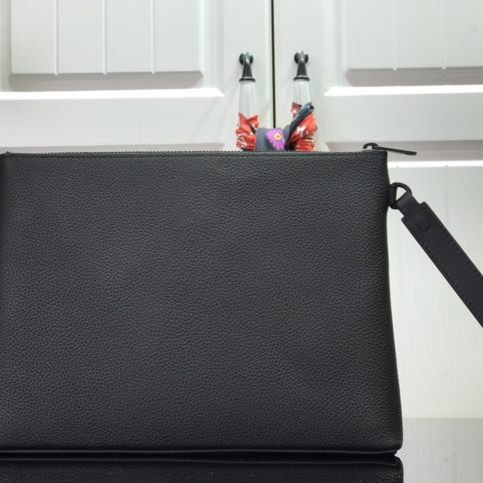 LV IPAD POUCH M69837