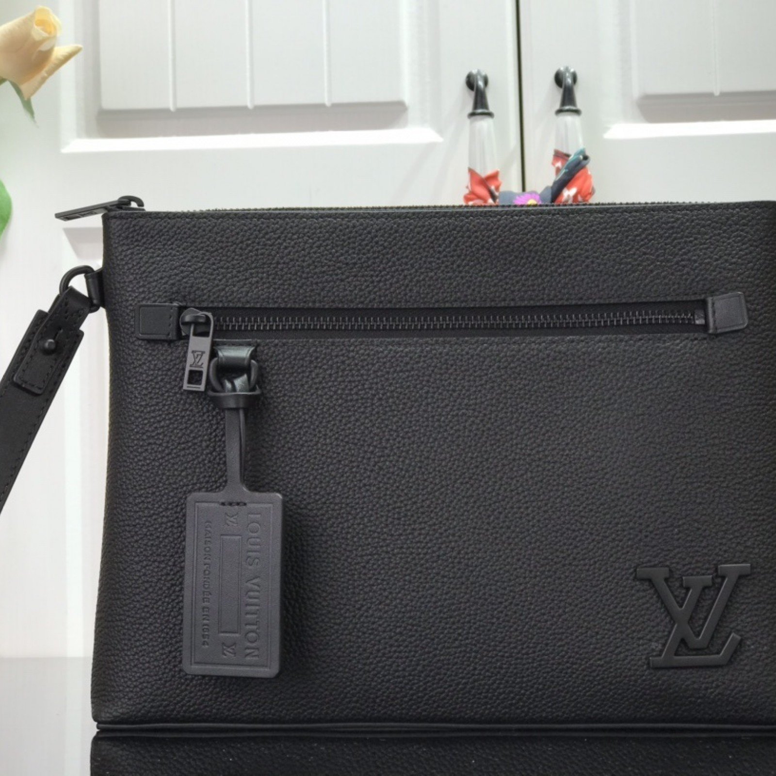 LV IPAD POUCH M69837