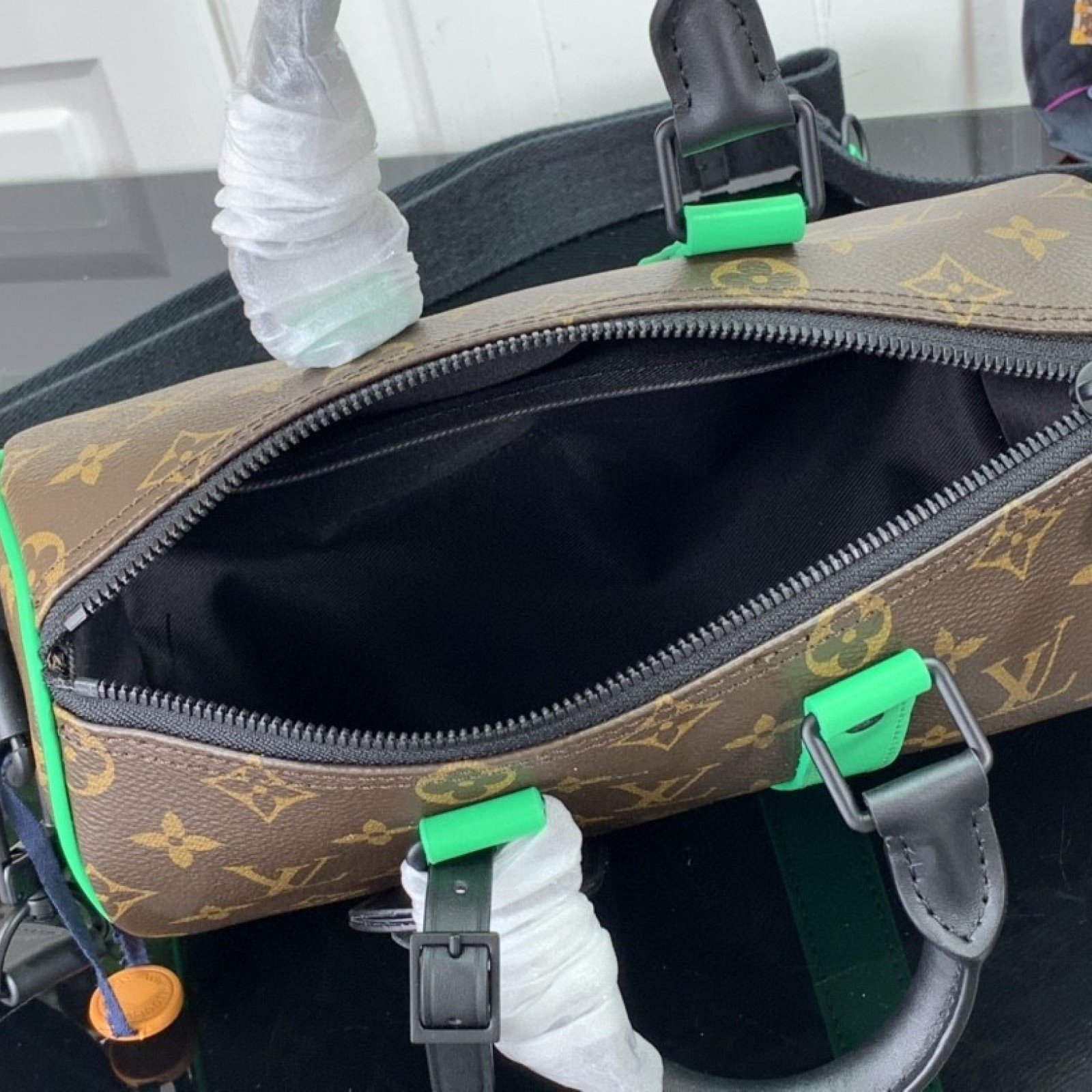 LV KEEPALL BANDOULIERE 25 M46249