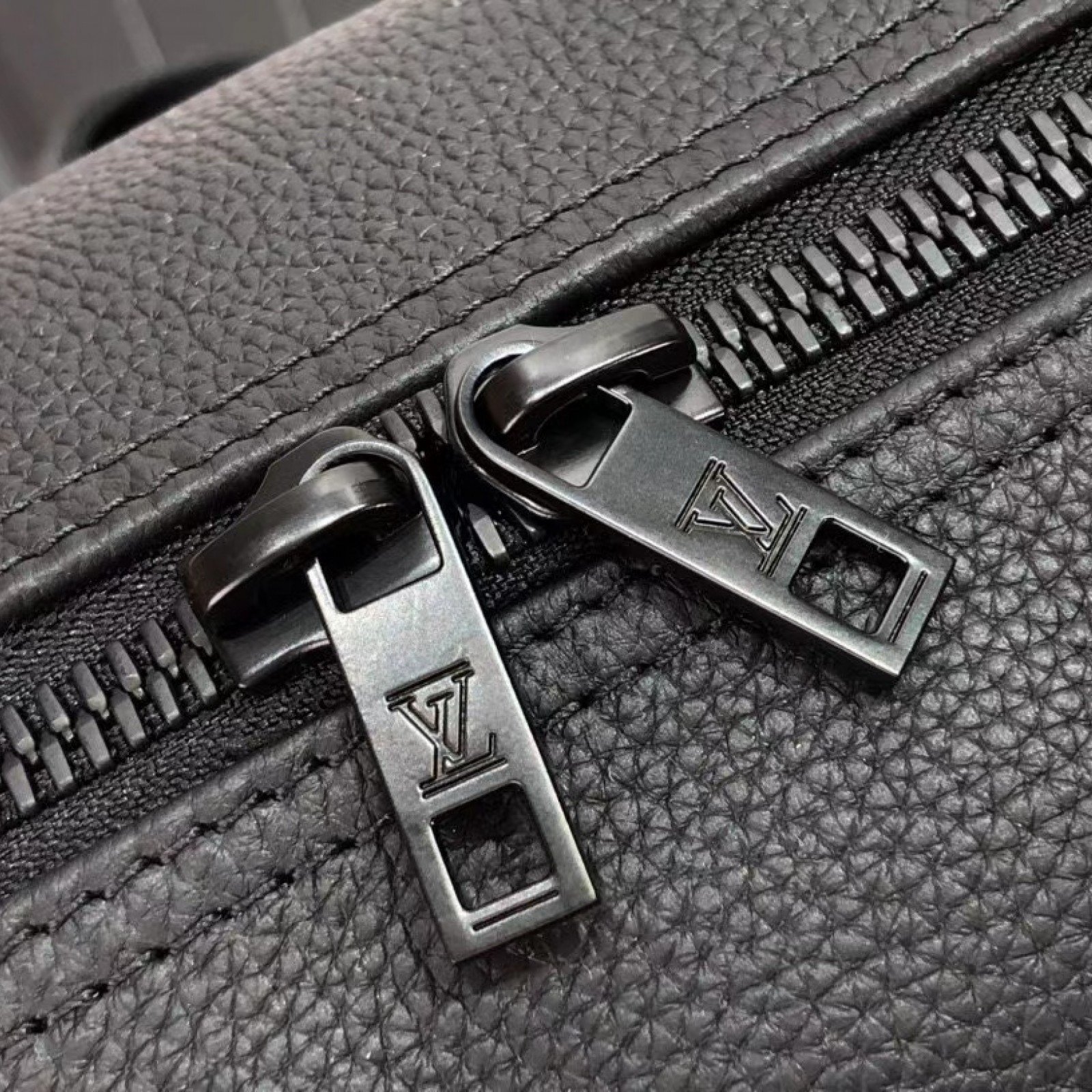 LV KEEPALL BANDOULIERE 40 M57088