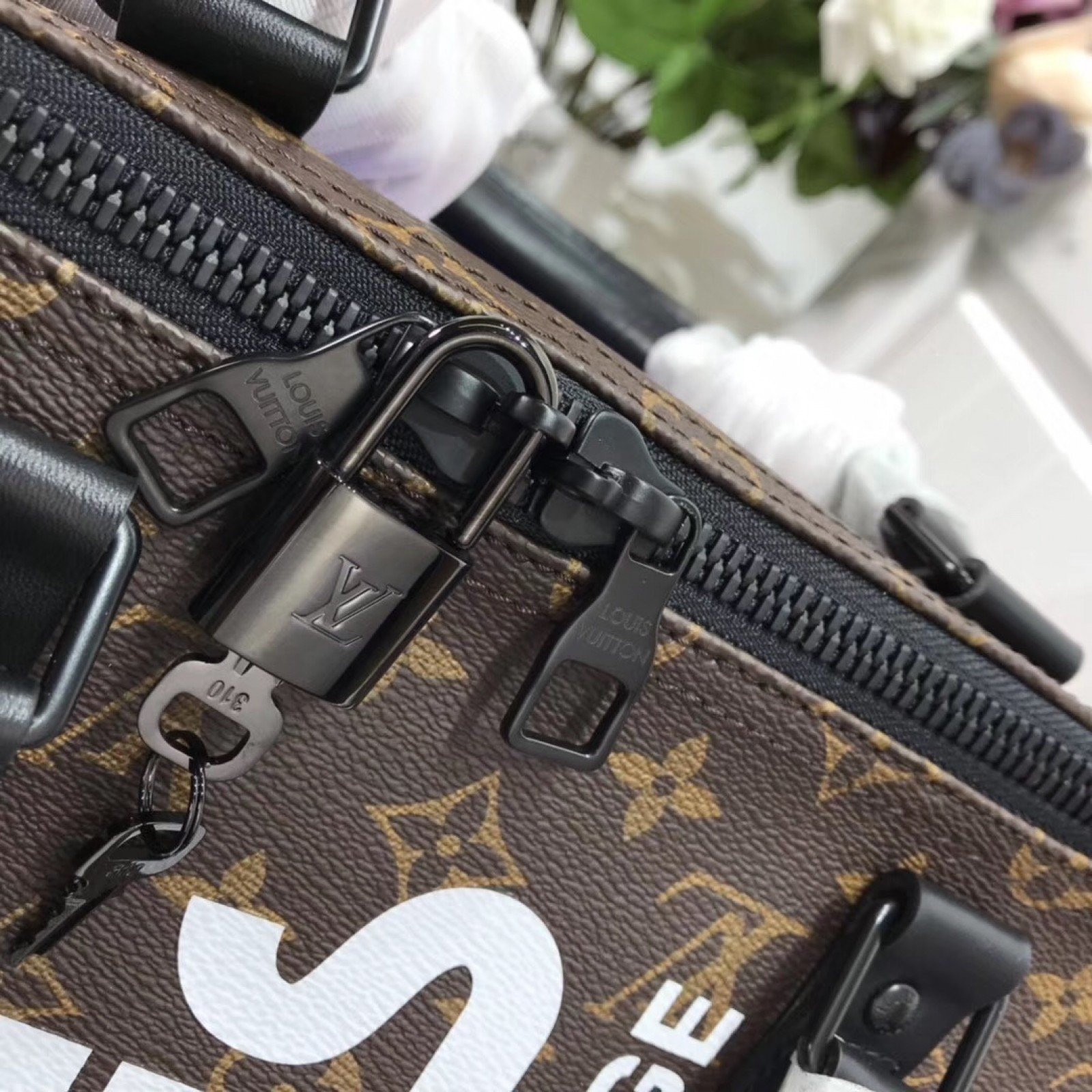 LV KEEPALL BANDOULIERE 50  M44642