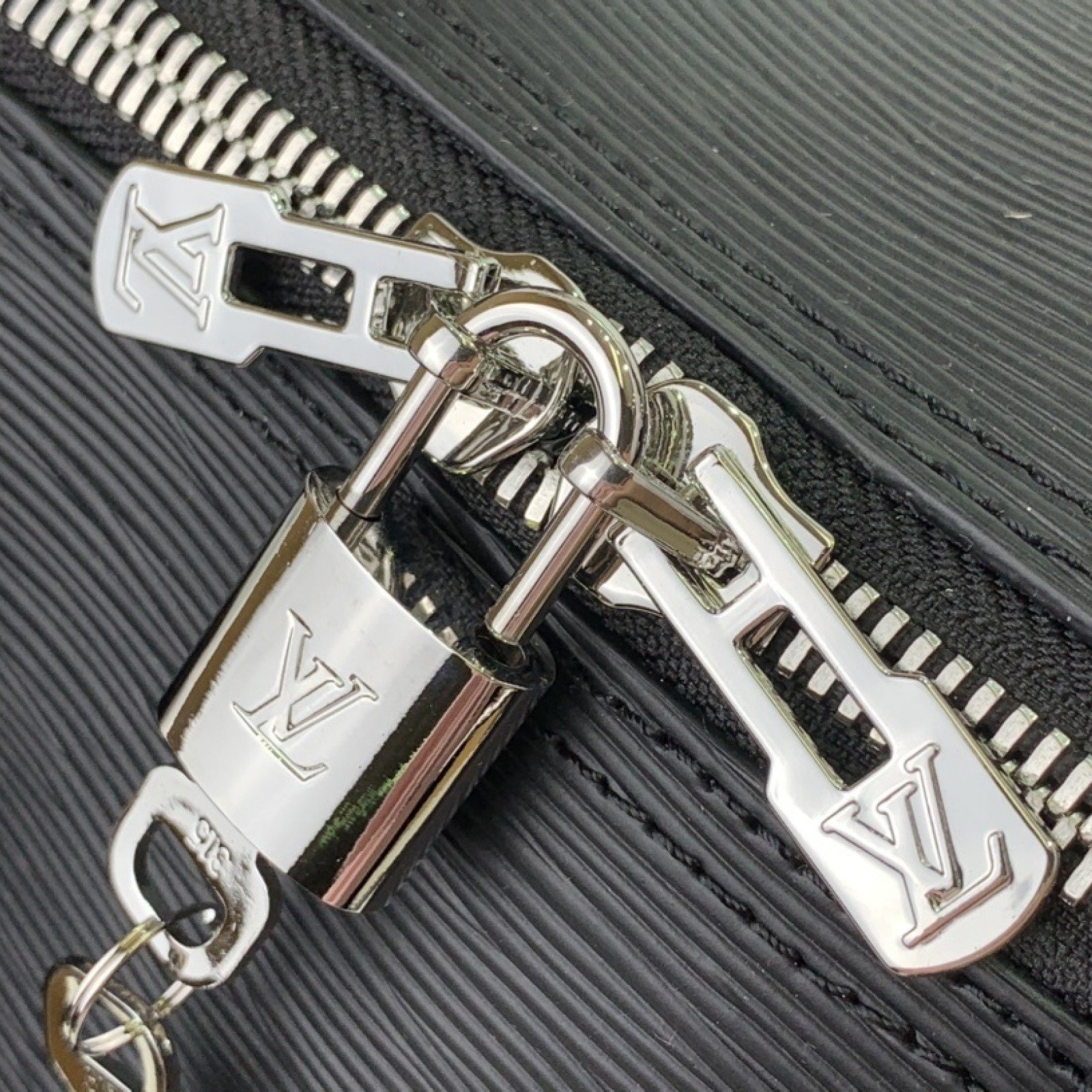 LV Keepall M56660