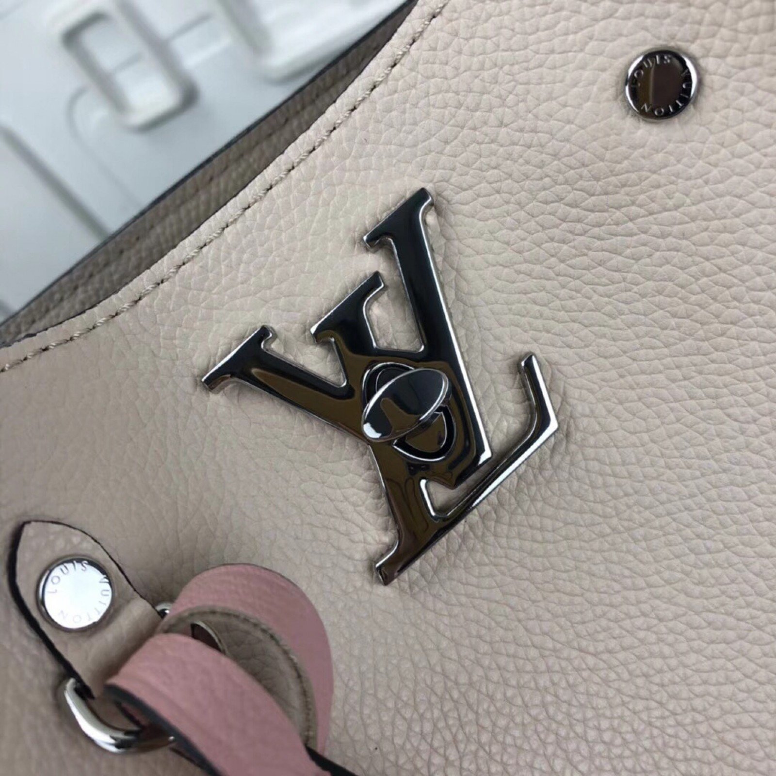 LV LOCKME BUCHET Bag M53081
