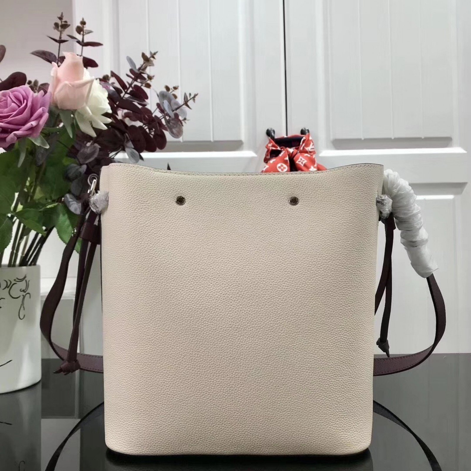 LV LOCKME BUCKET M53584
