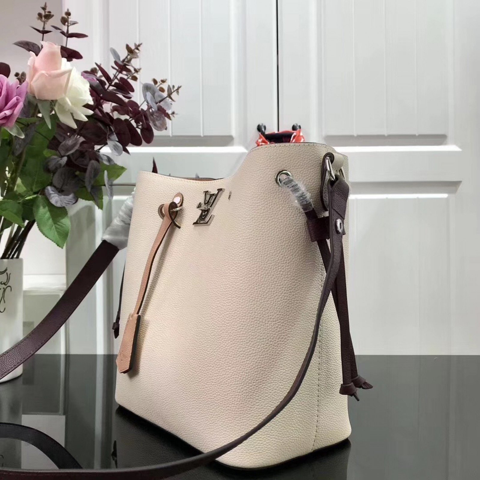 LV LOCKME BUCKET M53584