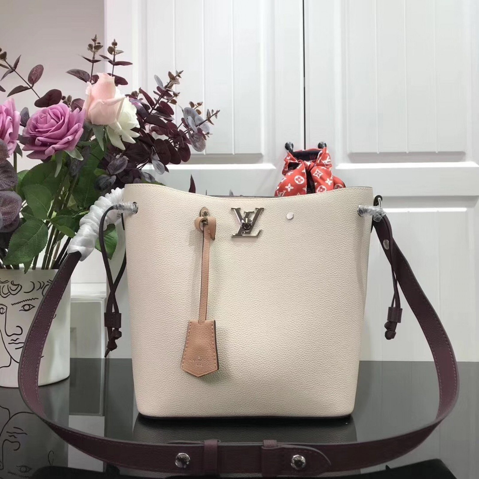 LV LOCKME BUCKET M53584