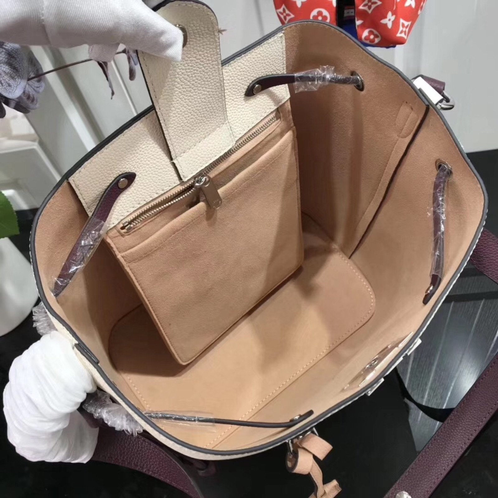 LV LOCKME BUCKET M53584