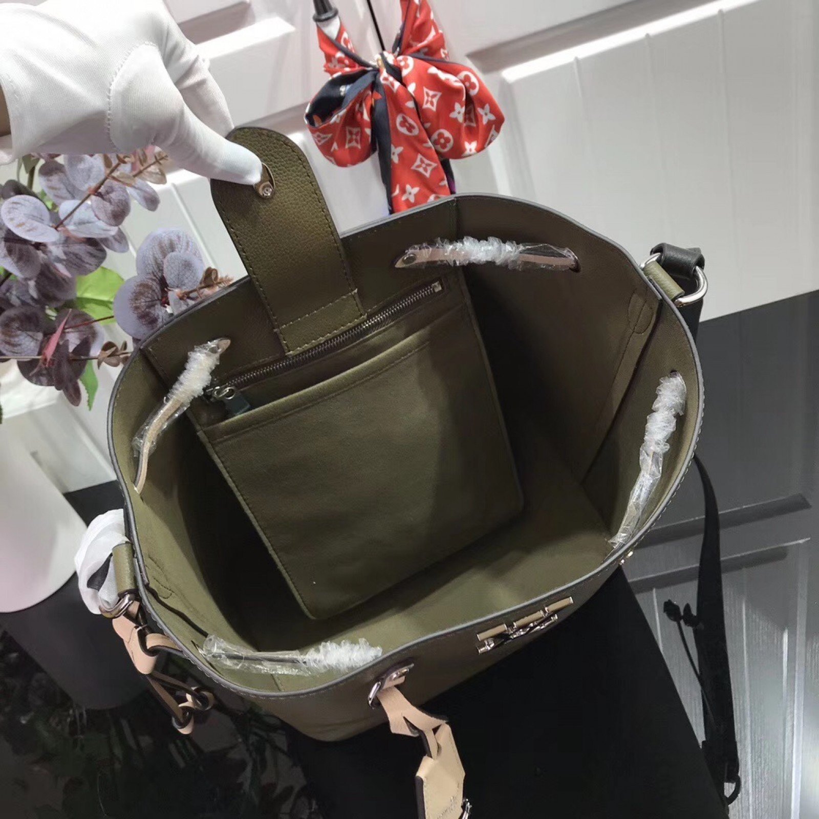 LV LOCKME BUCKET M54677