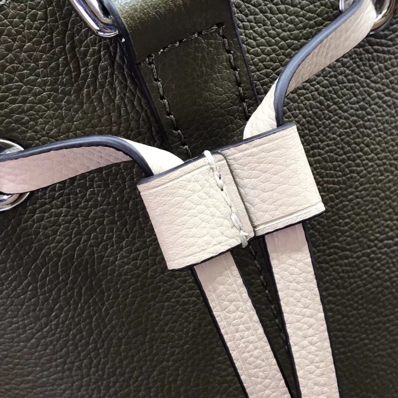 LV LOCKME BUCKET M54677