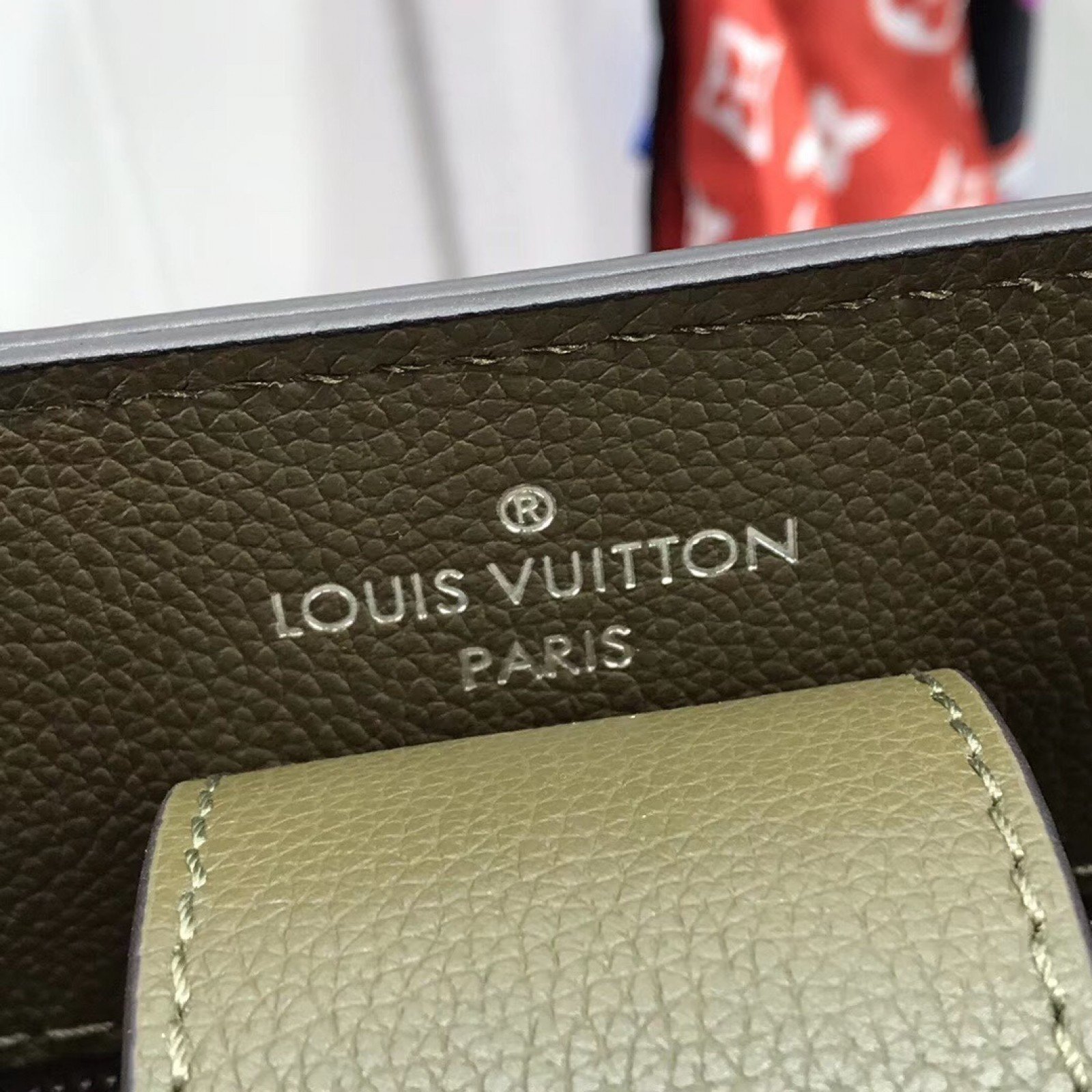 LV LOCKME BUCKET M54677