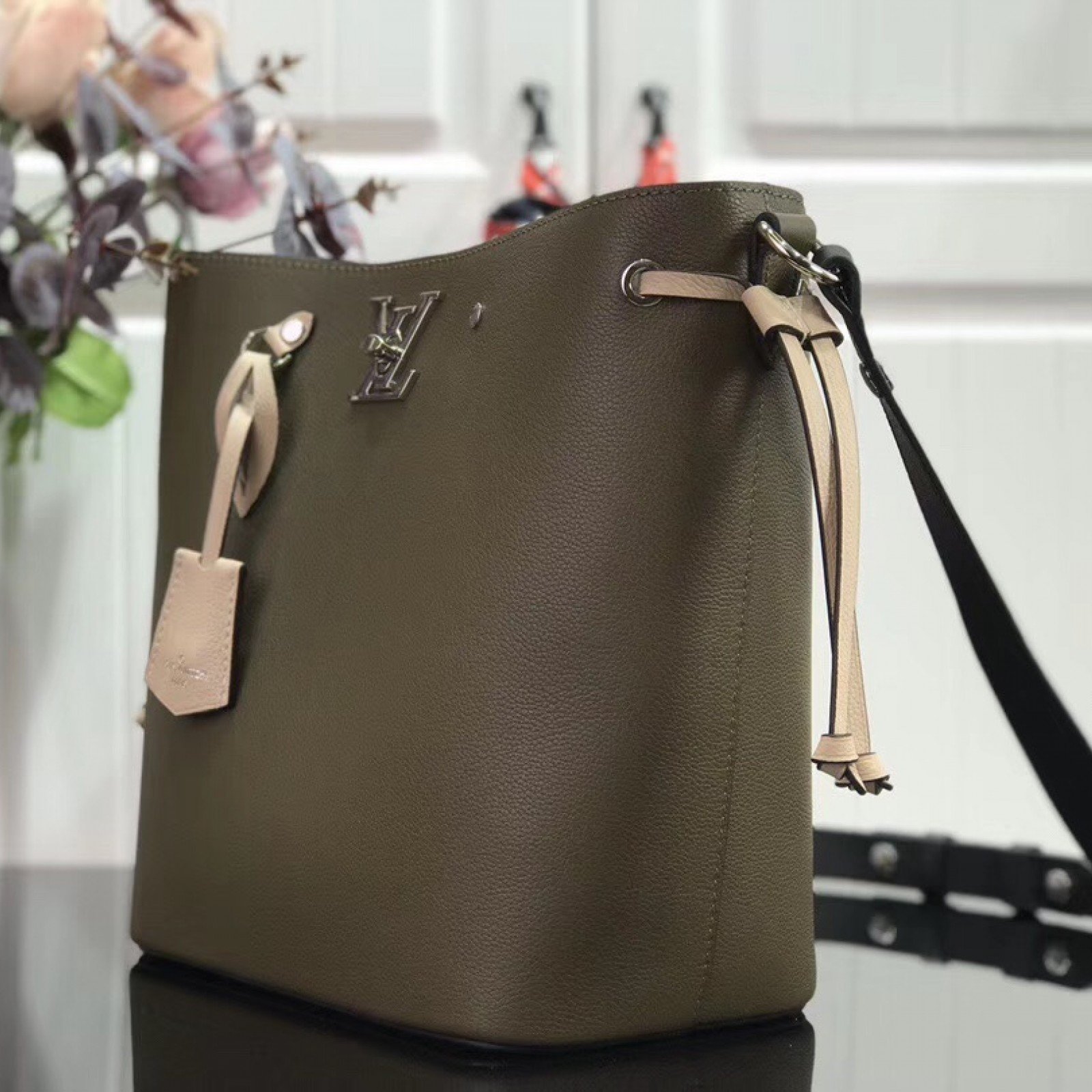LV LOCKME BUCKET M54677