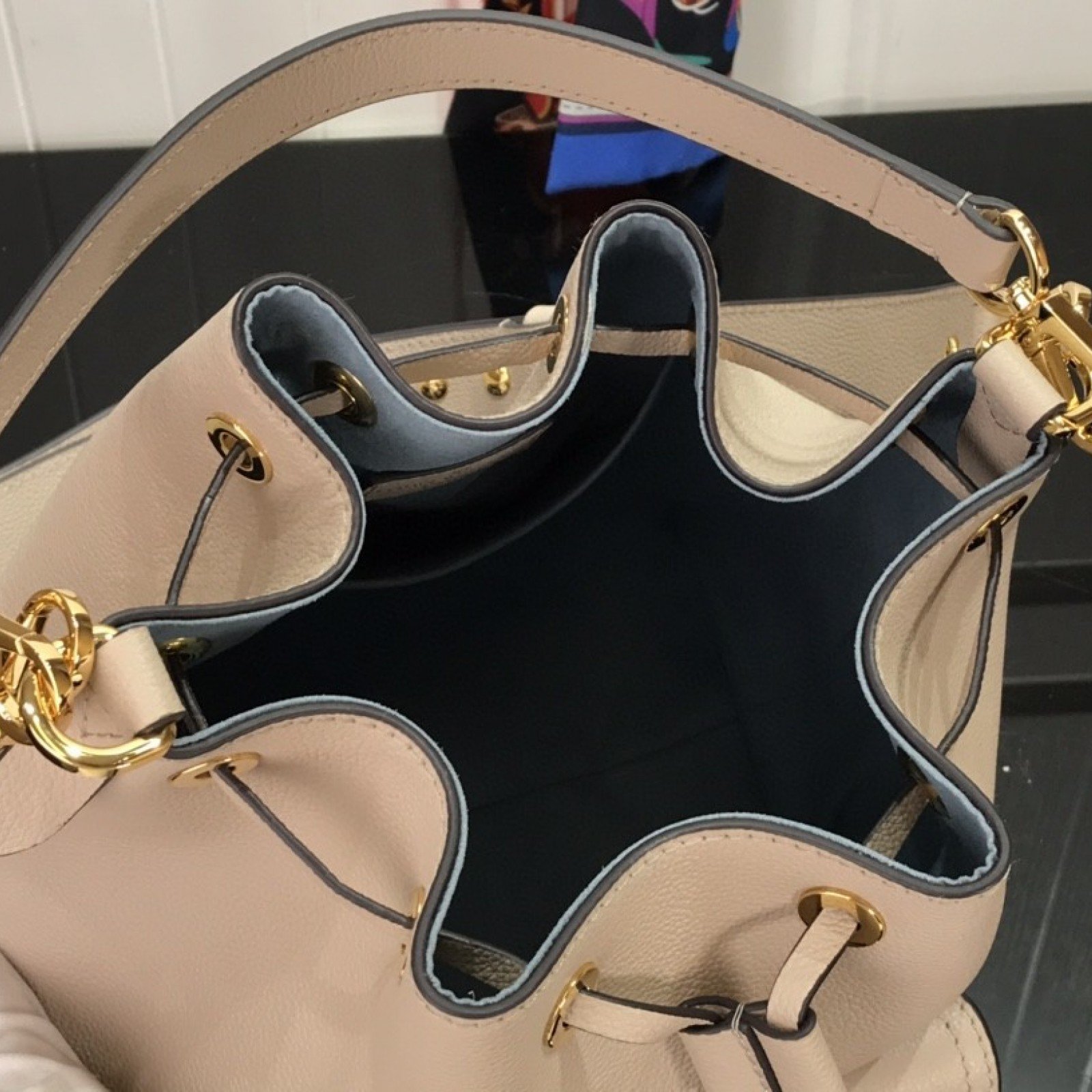 LV LOCKME BUCKET M57687