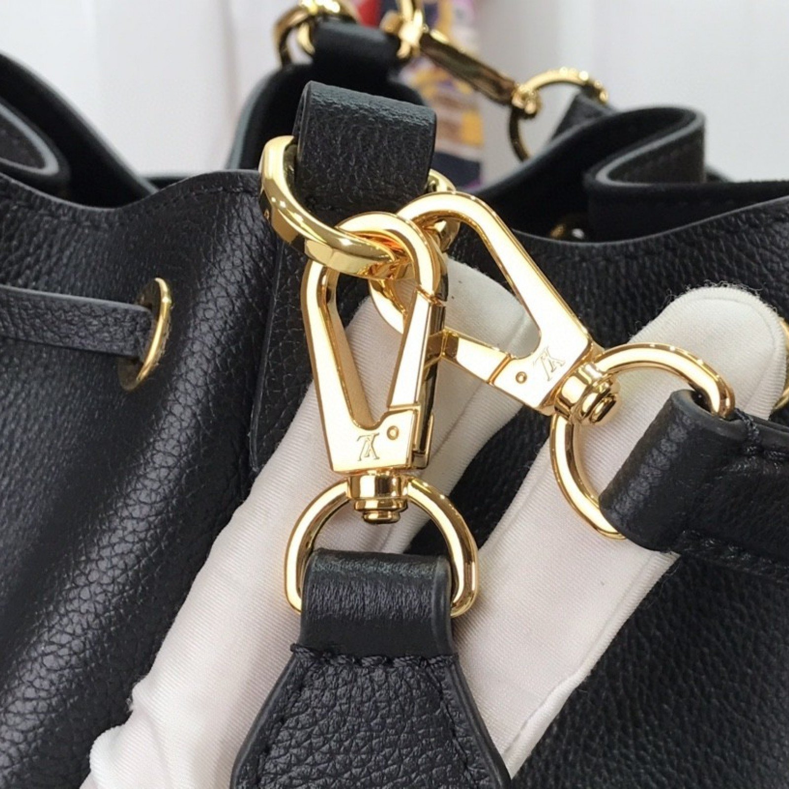LV LOCKME BUCKET M57687