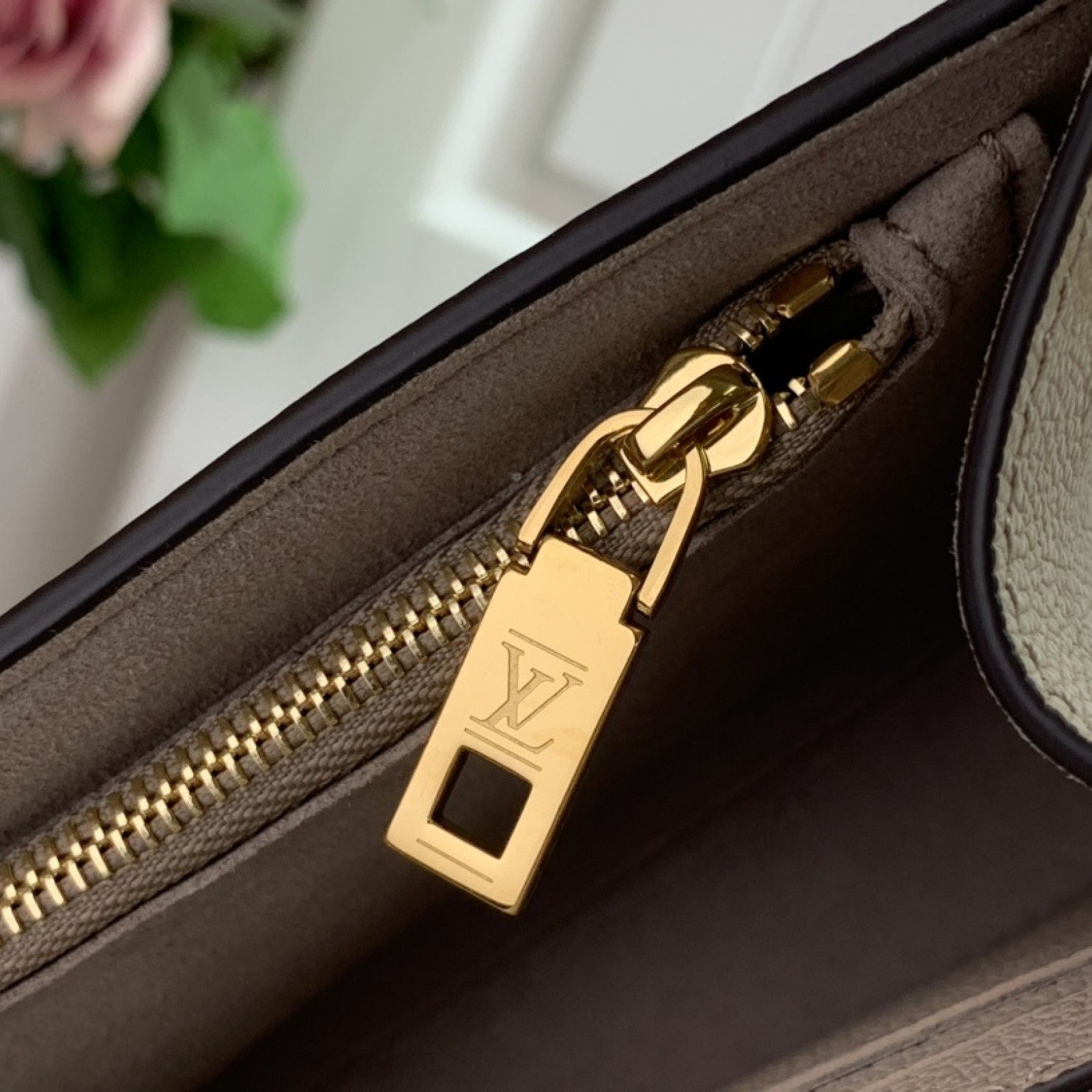 LV LOCKME CLUTCH M56087