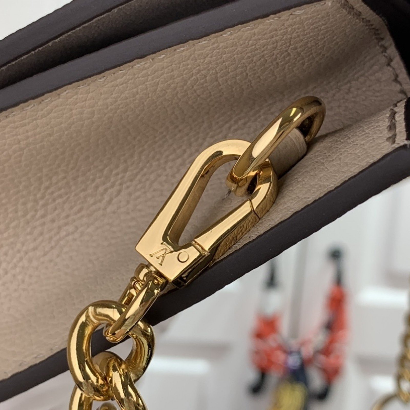 LV LOCKME CLUTCH M56087