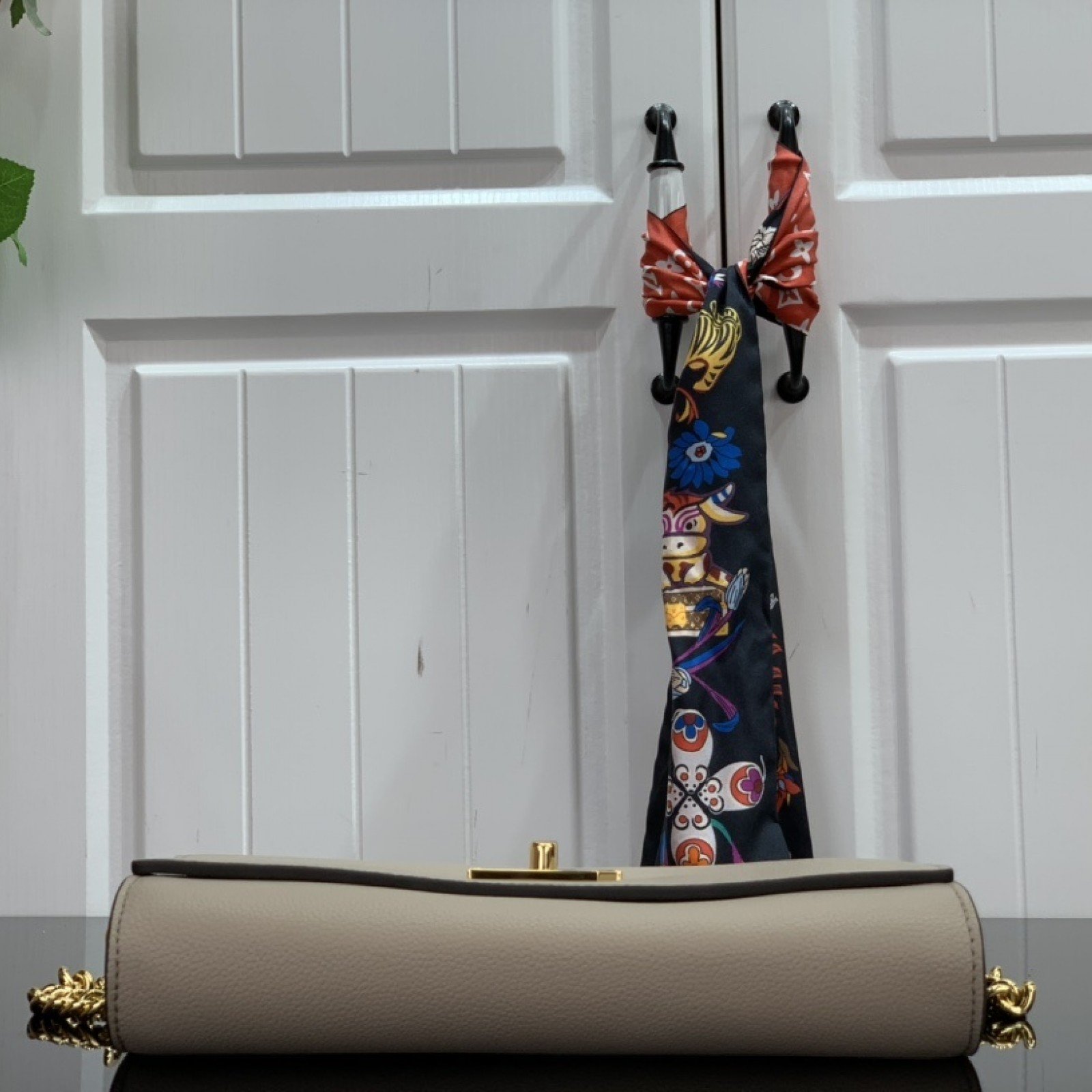 LV LOCKME CLUTCH M56087