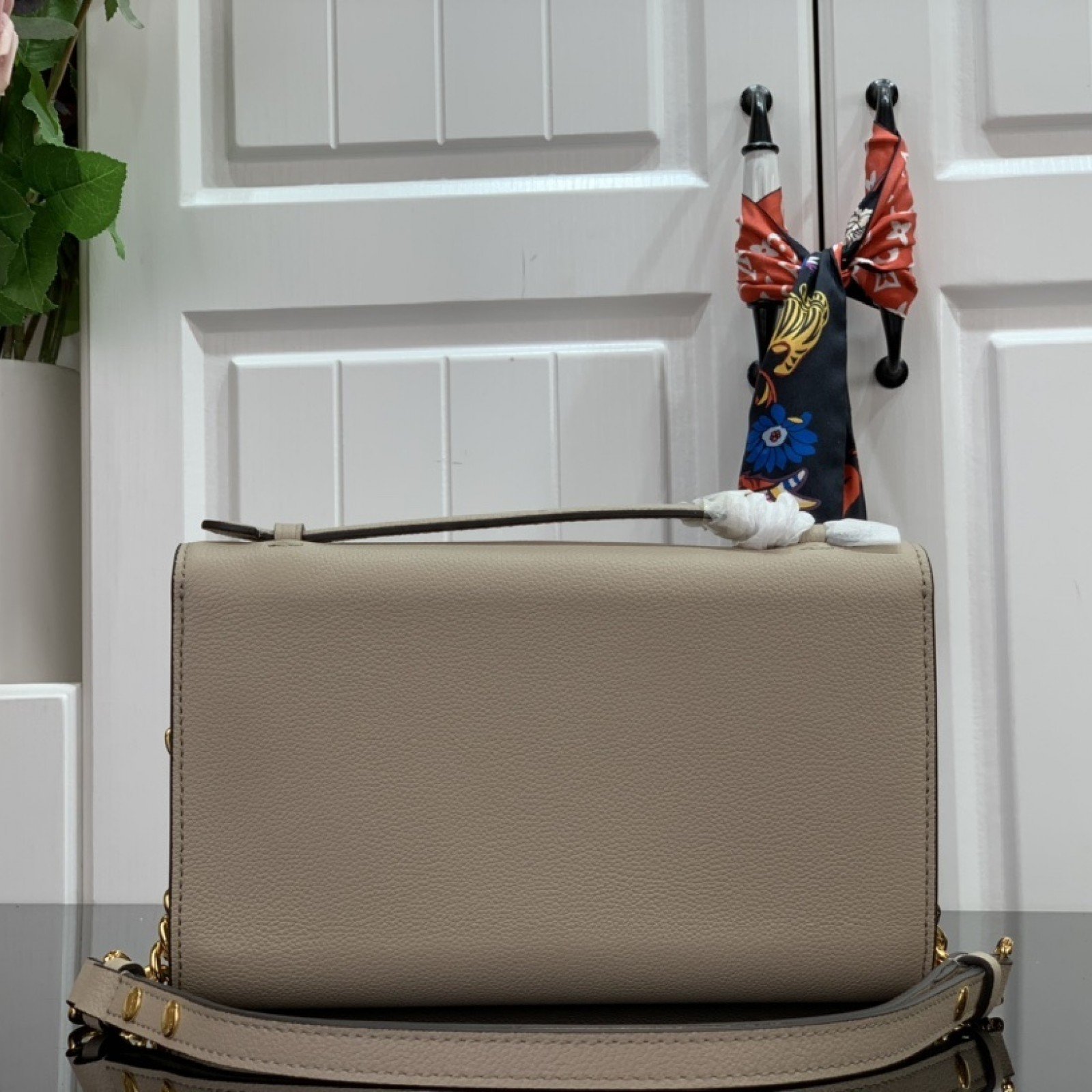 LV LOCKME CLUTCH M56087