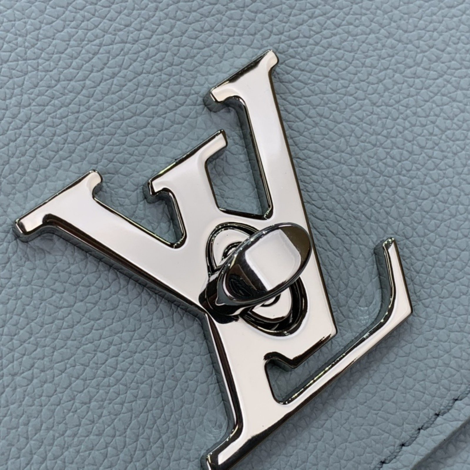 LV LOCKME CLUTCH M56087