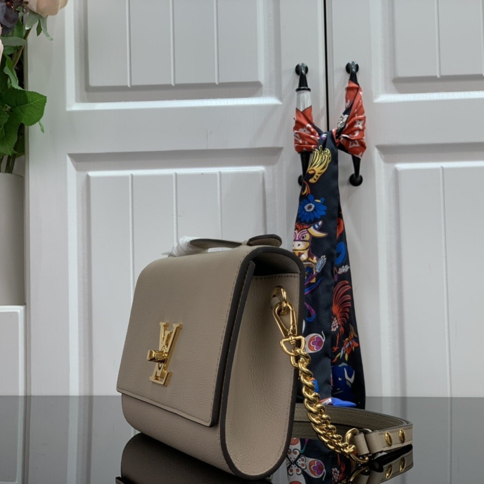 LV LOCKME CLUTCH M56087