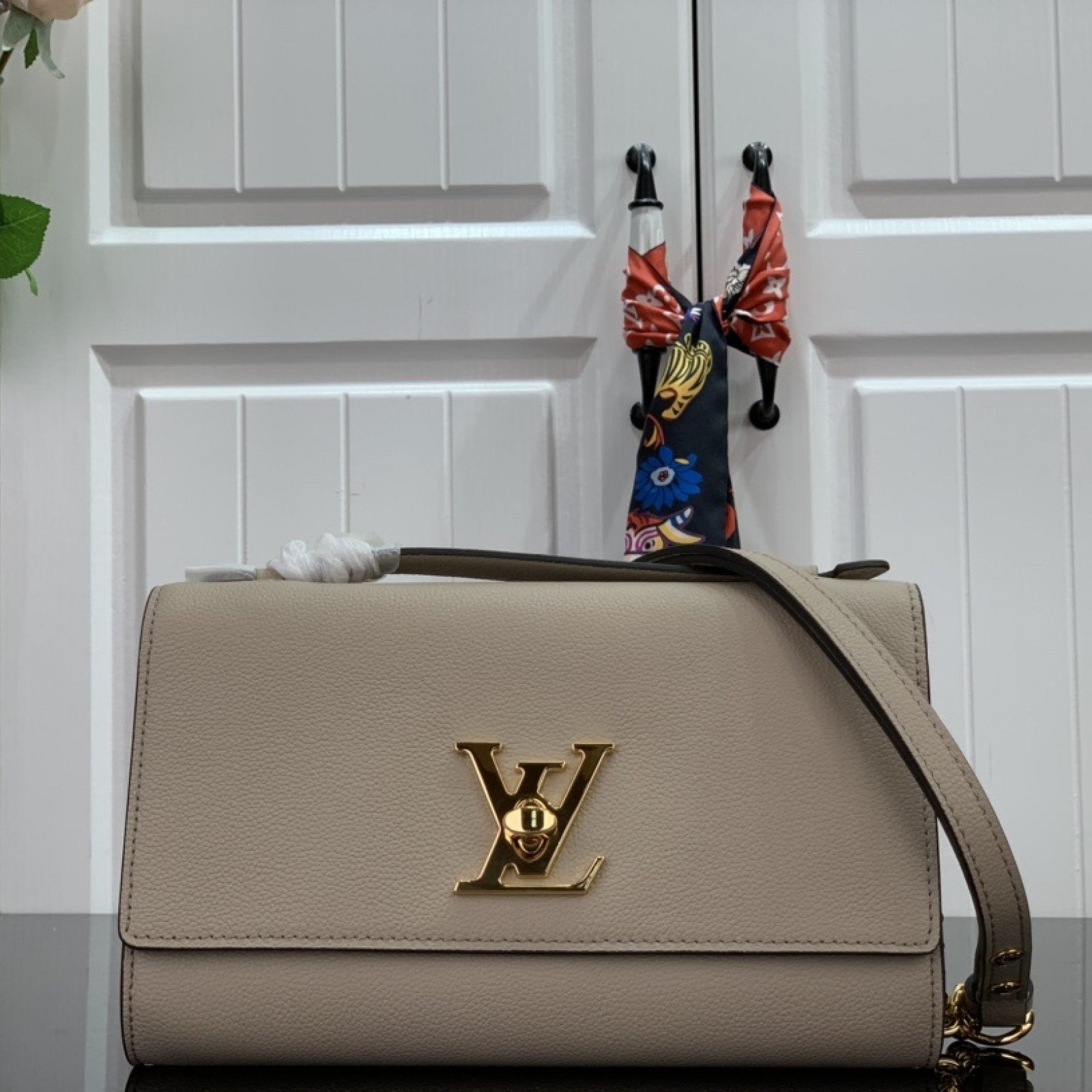 LV LOCKME CLUTCH M56087