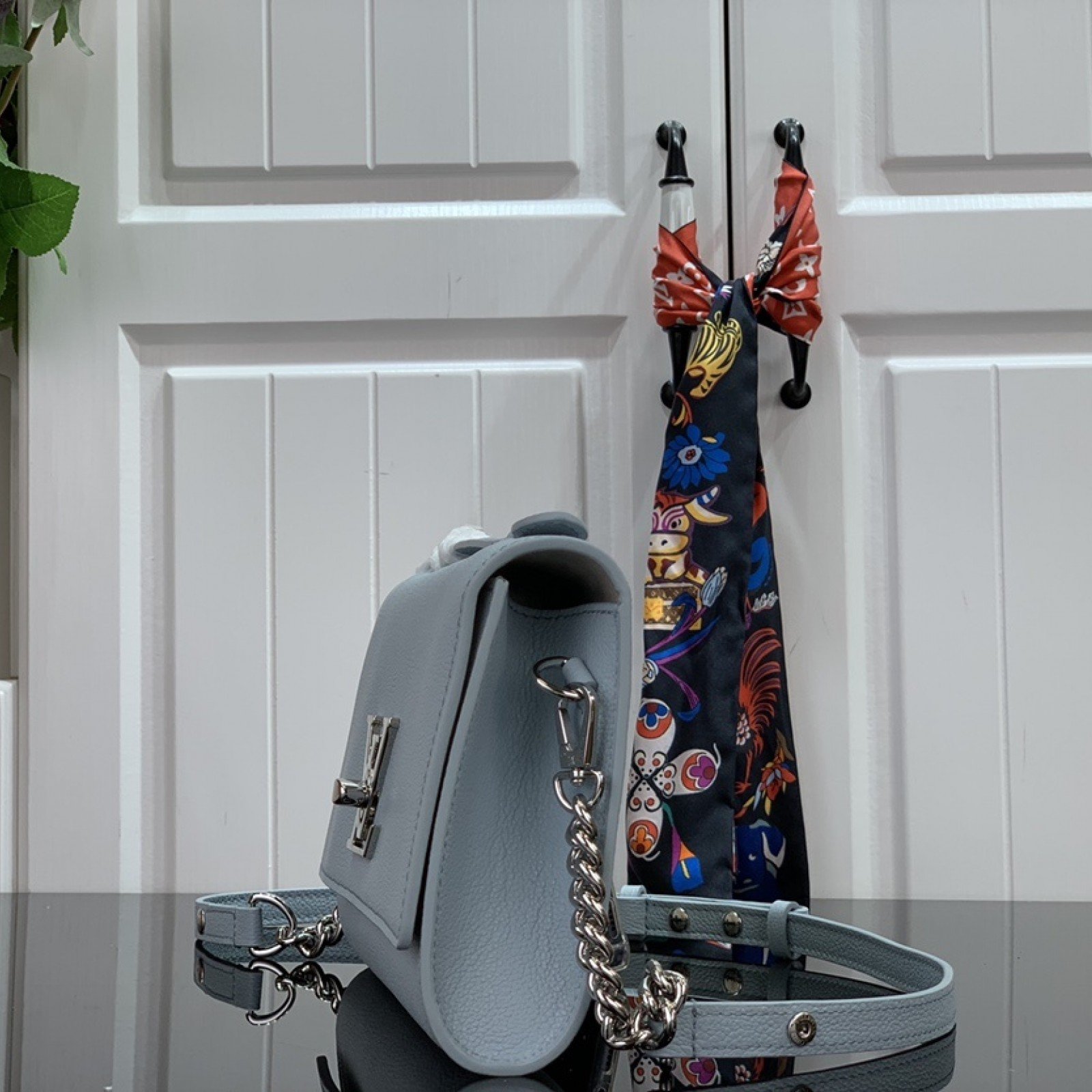 LV LOCKME CLUTCH M56087