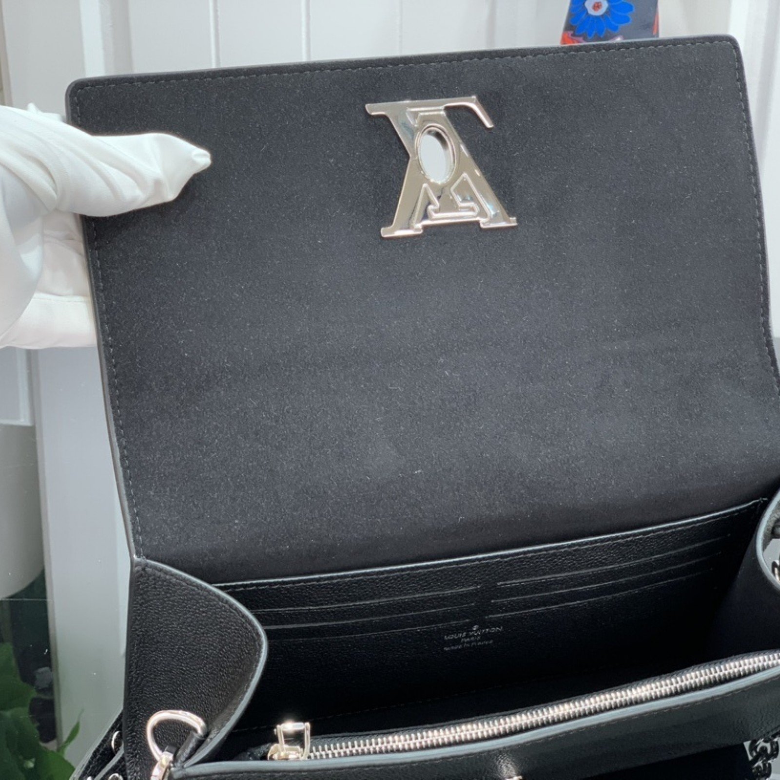 LV LOCKME CLUTCH M56087