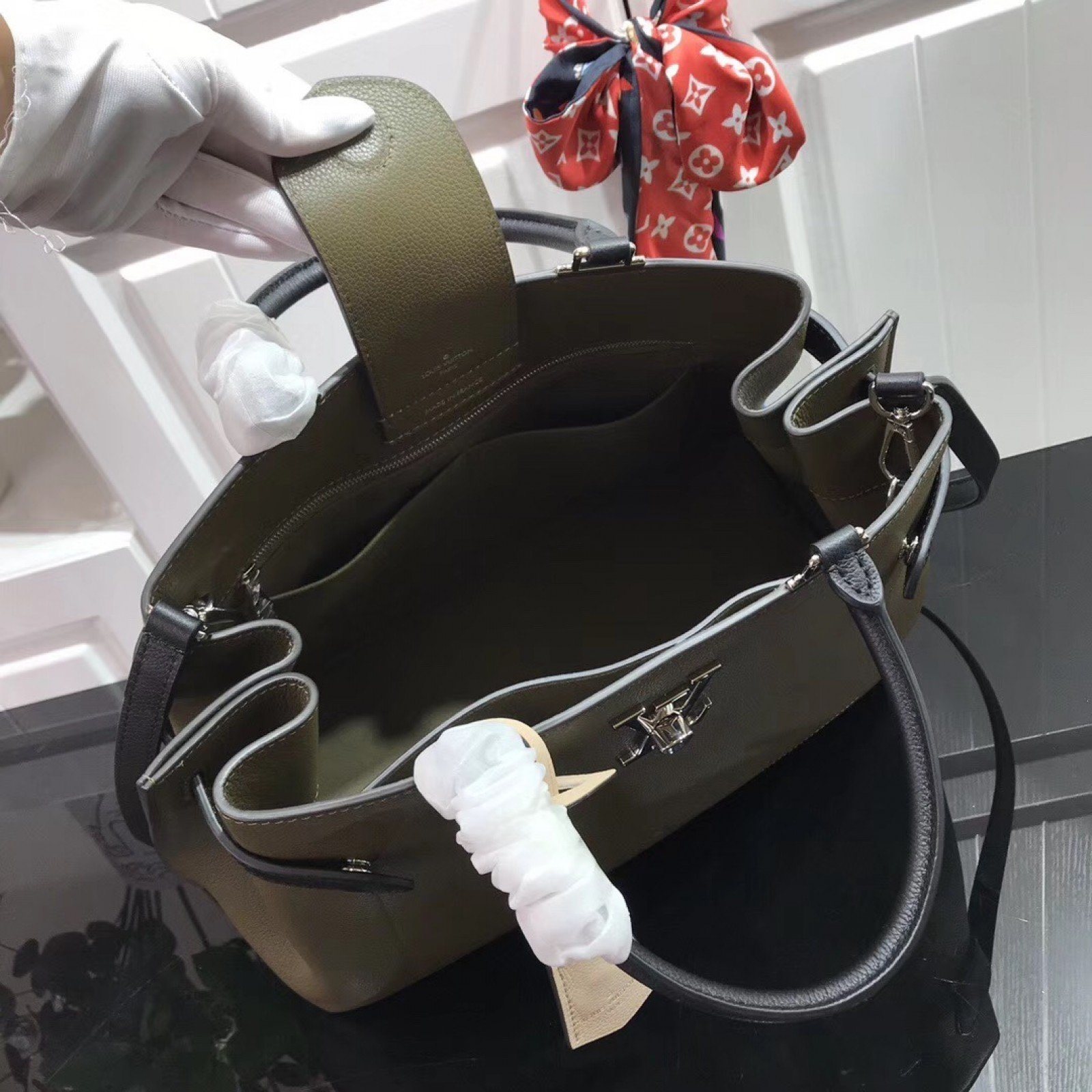 LV LOCKME DAY M53645JL