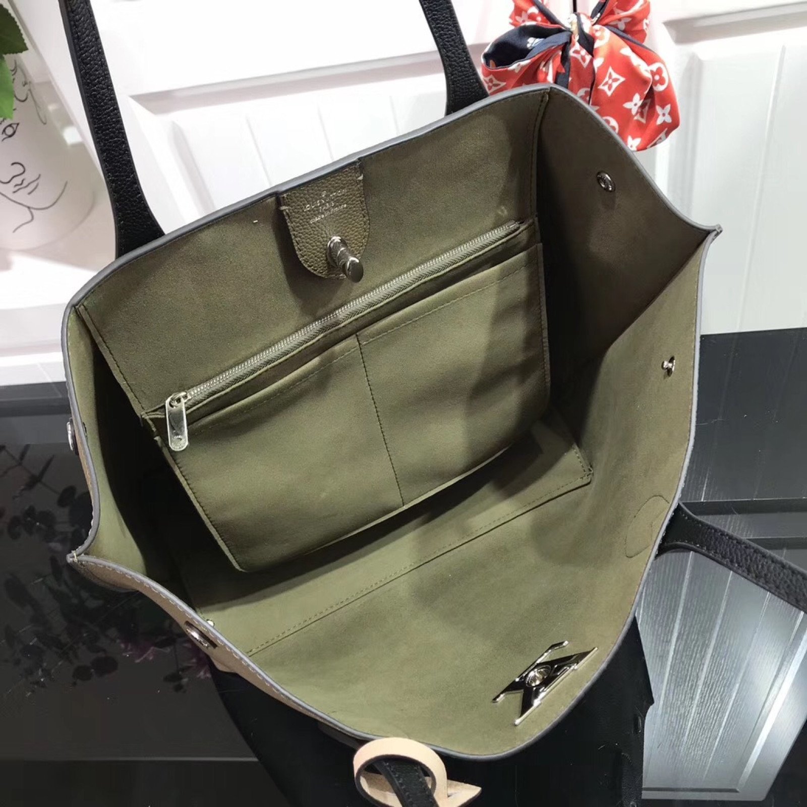 LV LOCKME GO M55028