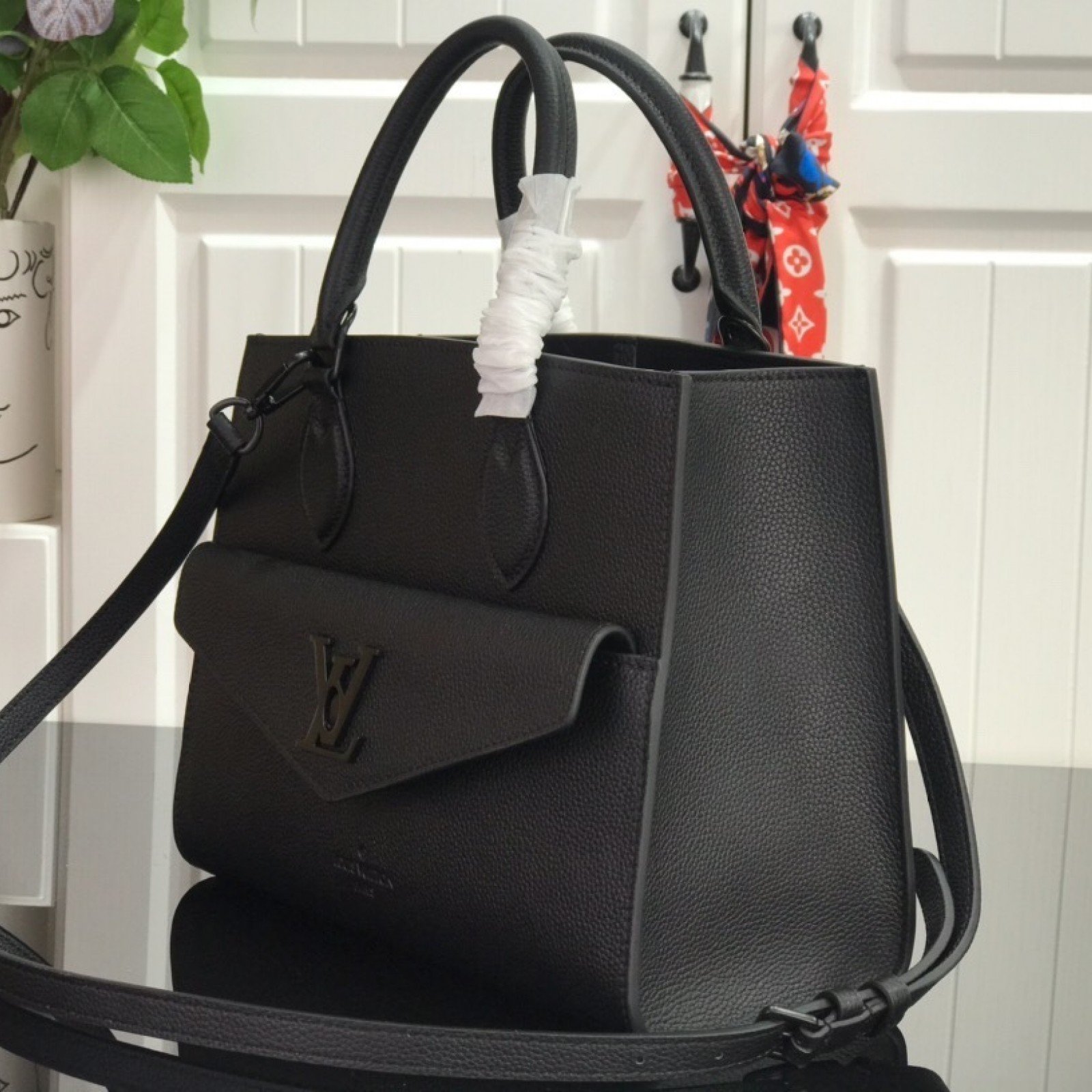 LV LOCKME TOTE PM M55845