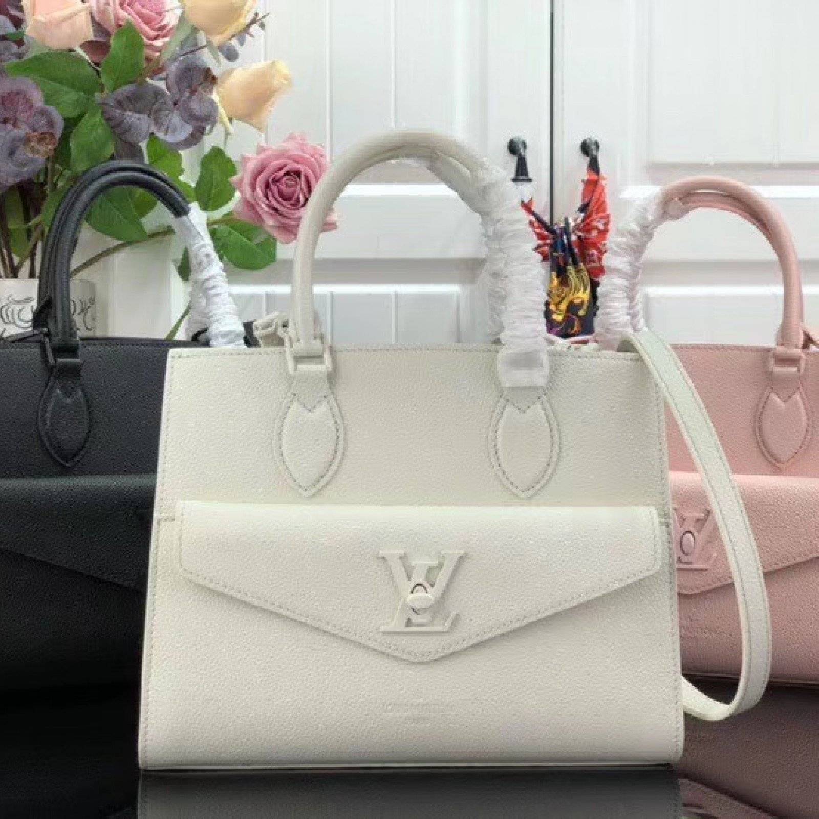 LV LOCKME TOTE PM M55845