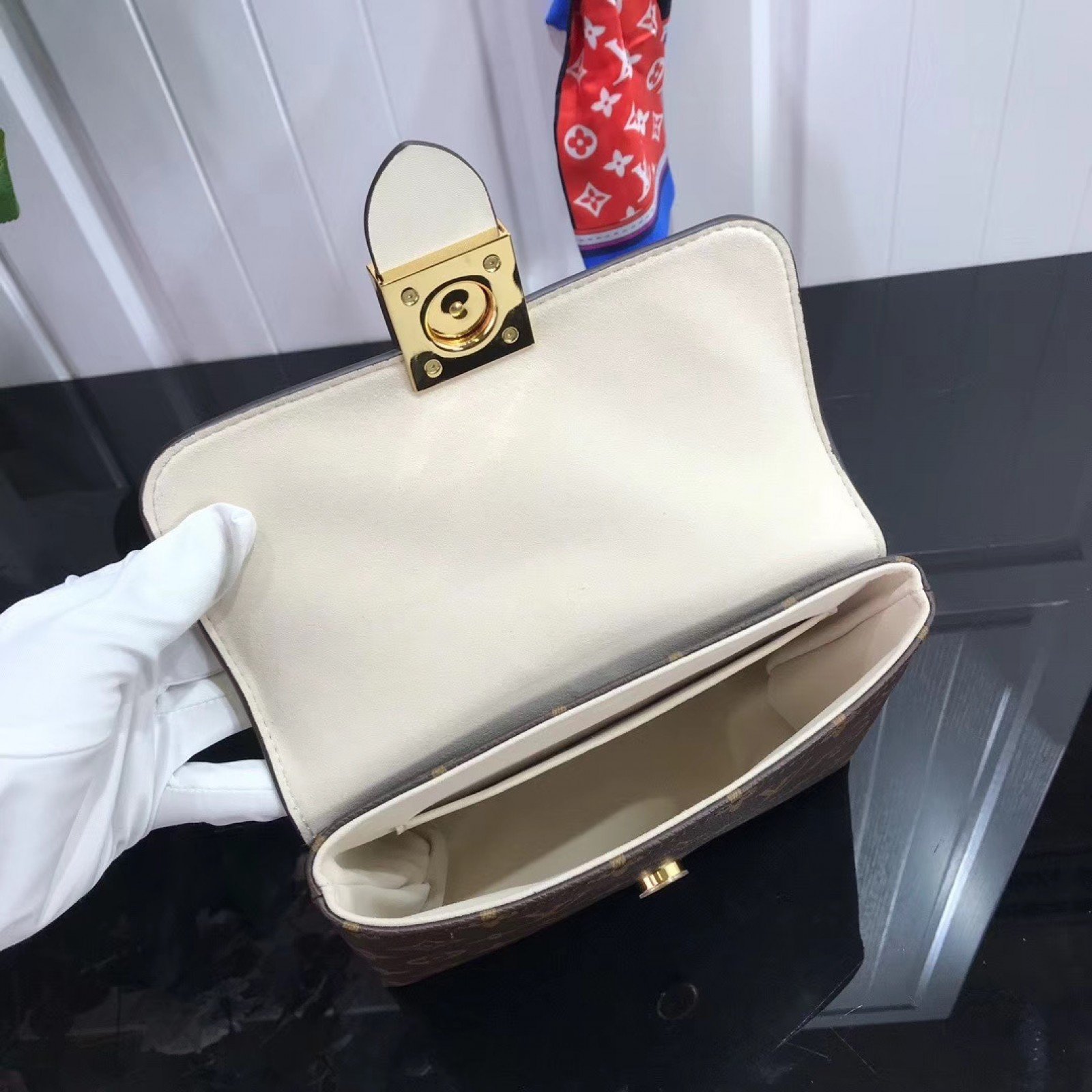 LV LOCKY BB M44797
