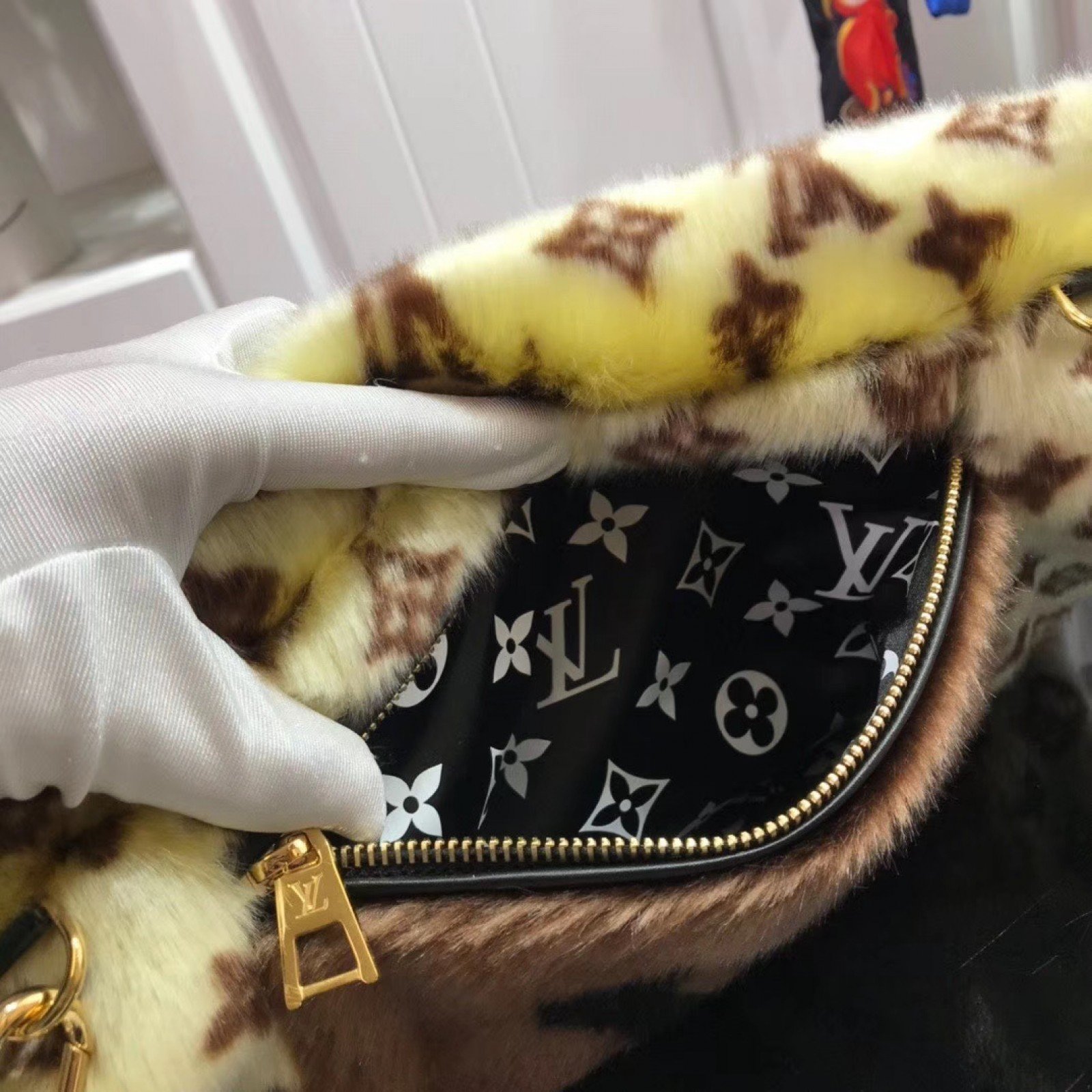 LV LOUIS IN THE WINTER MUFF M76094