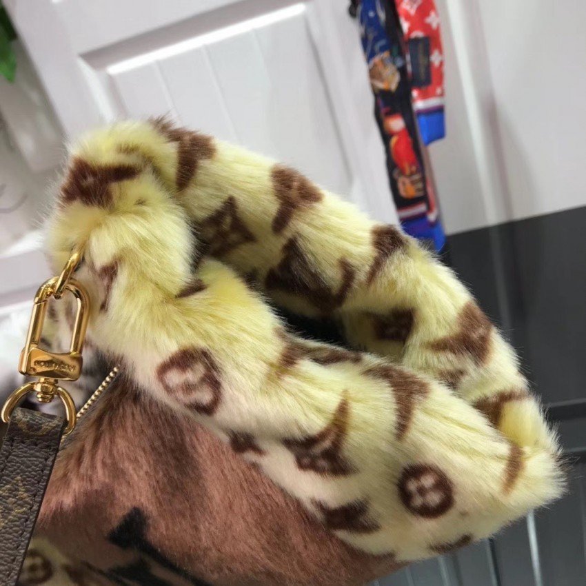 LV LOUIS IN THE WINTER MUFF M76094