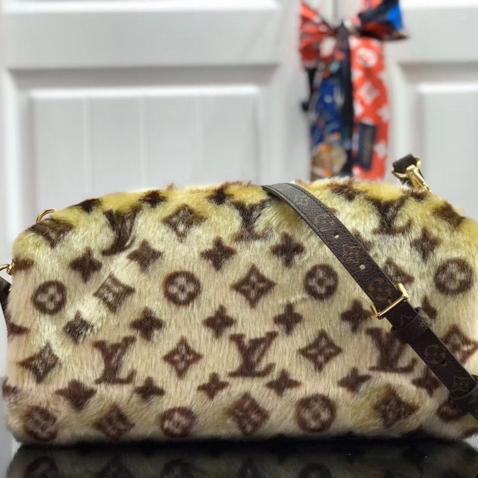 LV LOUIS IN THE WINTER MUFF M76094