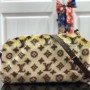 LV LOUIS IN THE WINTER MUFF M76094
