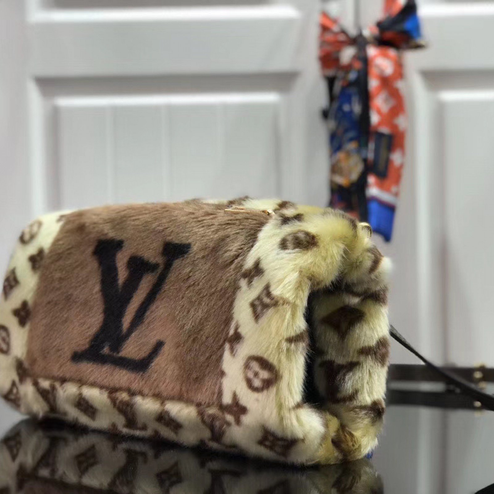 LV LOUIS IN THE WINTER MUFF M76094