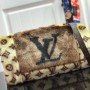 LV LOUIS IN THE WINTER MUFF M76094