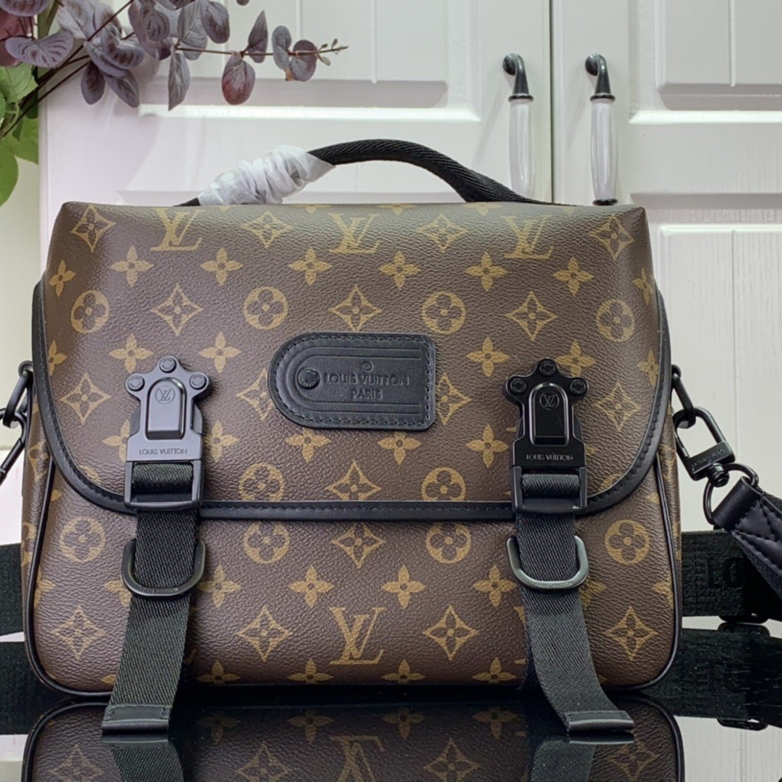 LV LV Trail M46972