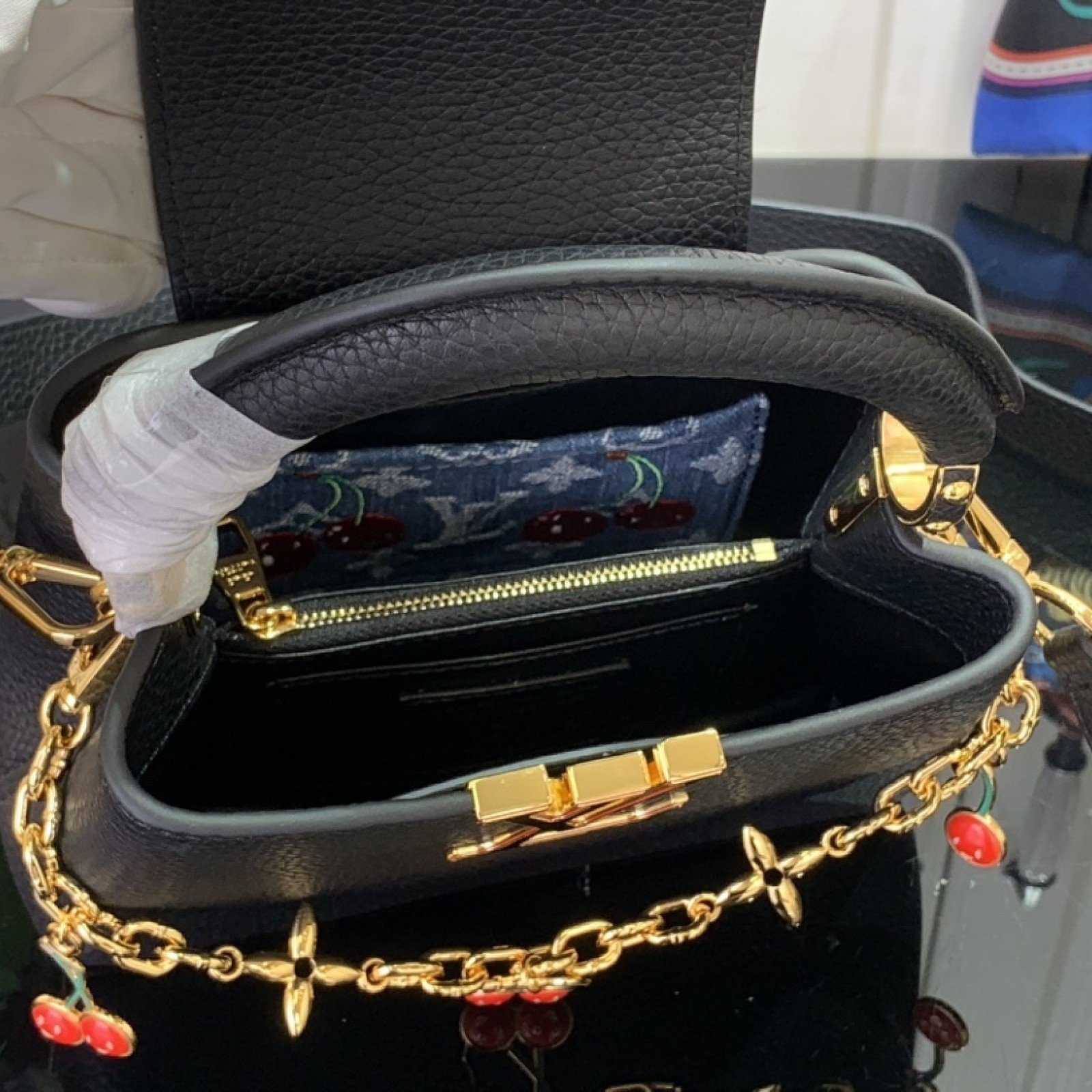 LV LV x TM CAPUCINES bb   m13714